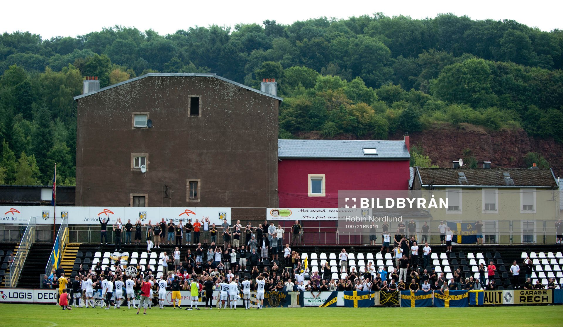 Spelarna tackar supportrarna