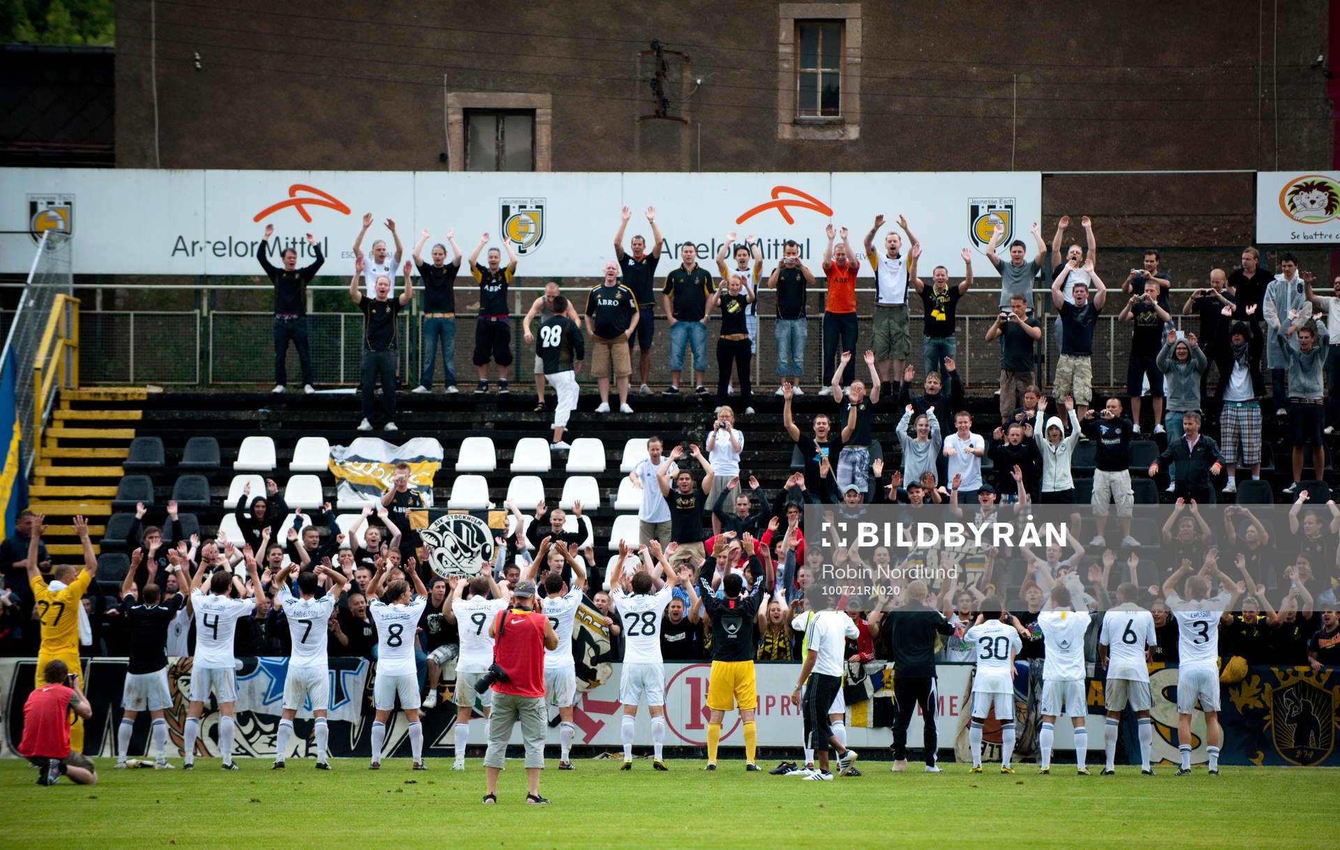 Spelarna tackar supportrarna