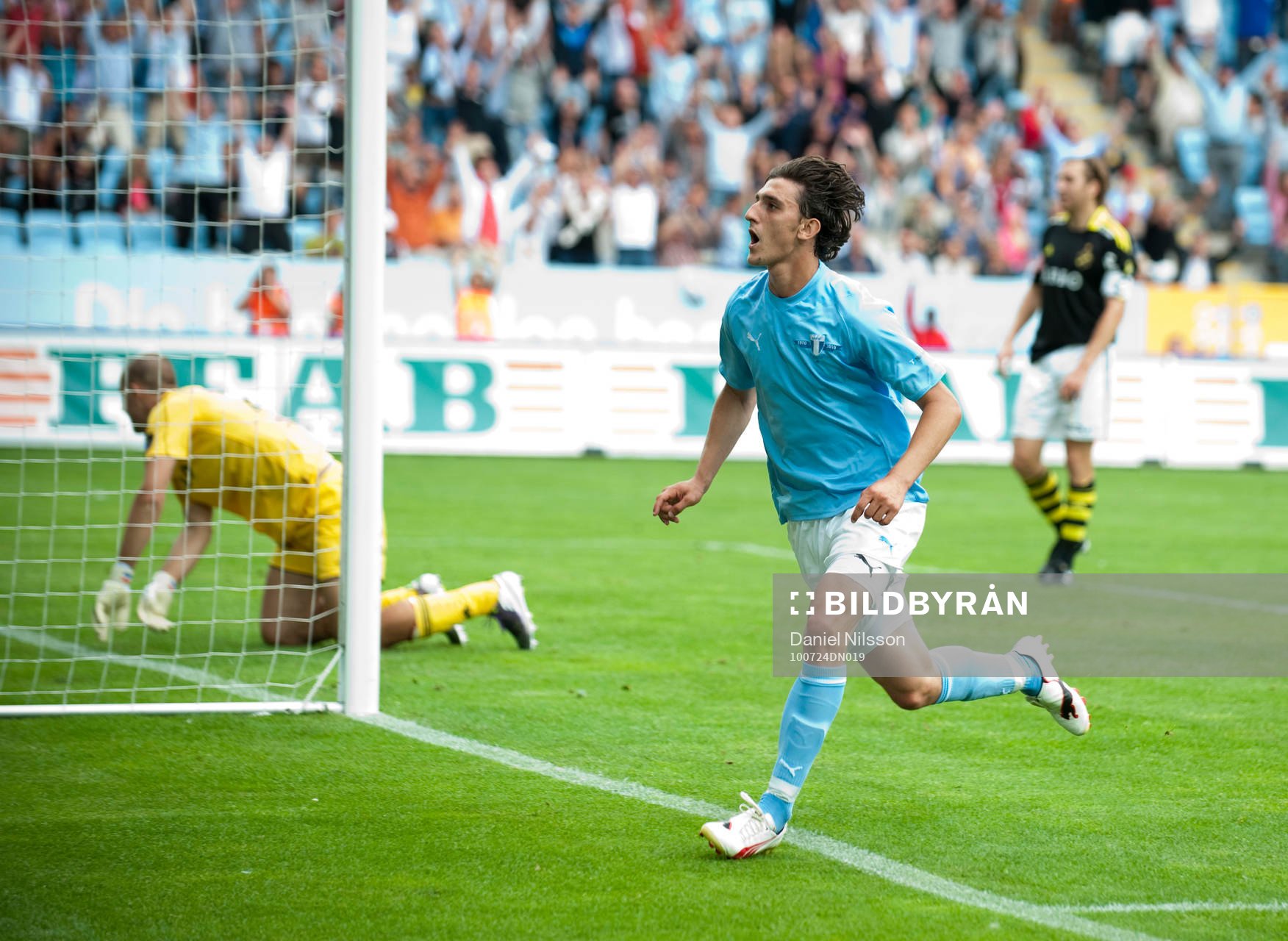 Agon Mehmeti, Malmö har gjort 1-0 bakom Ivan Turina,