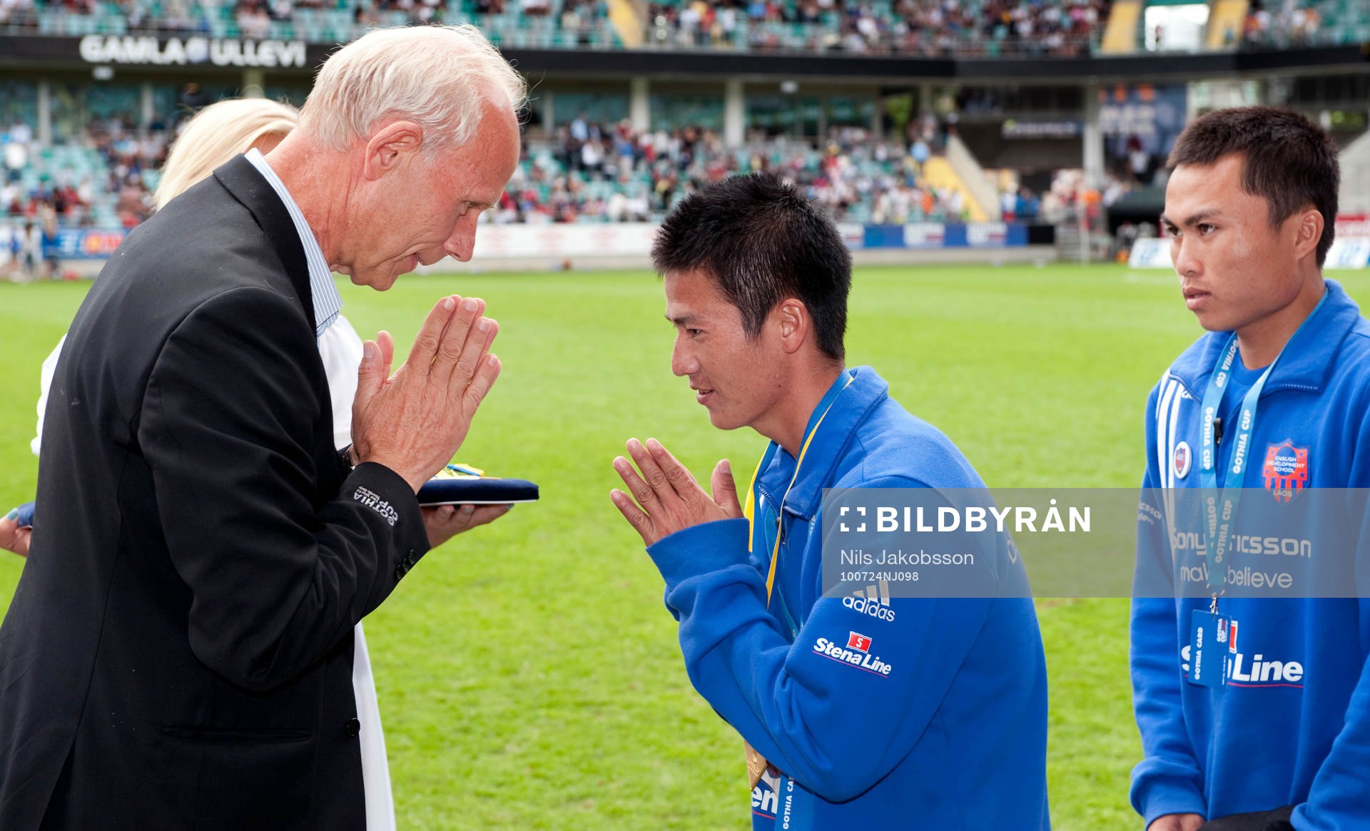 Fotboll, Gothia Cup, ungdom,  Dennis Andersson delar ut