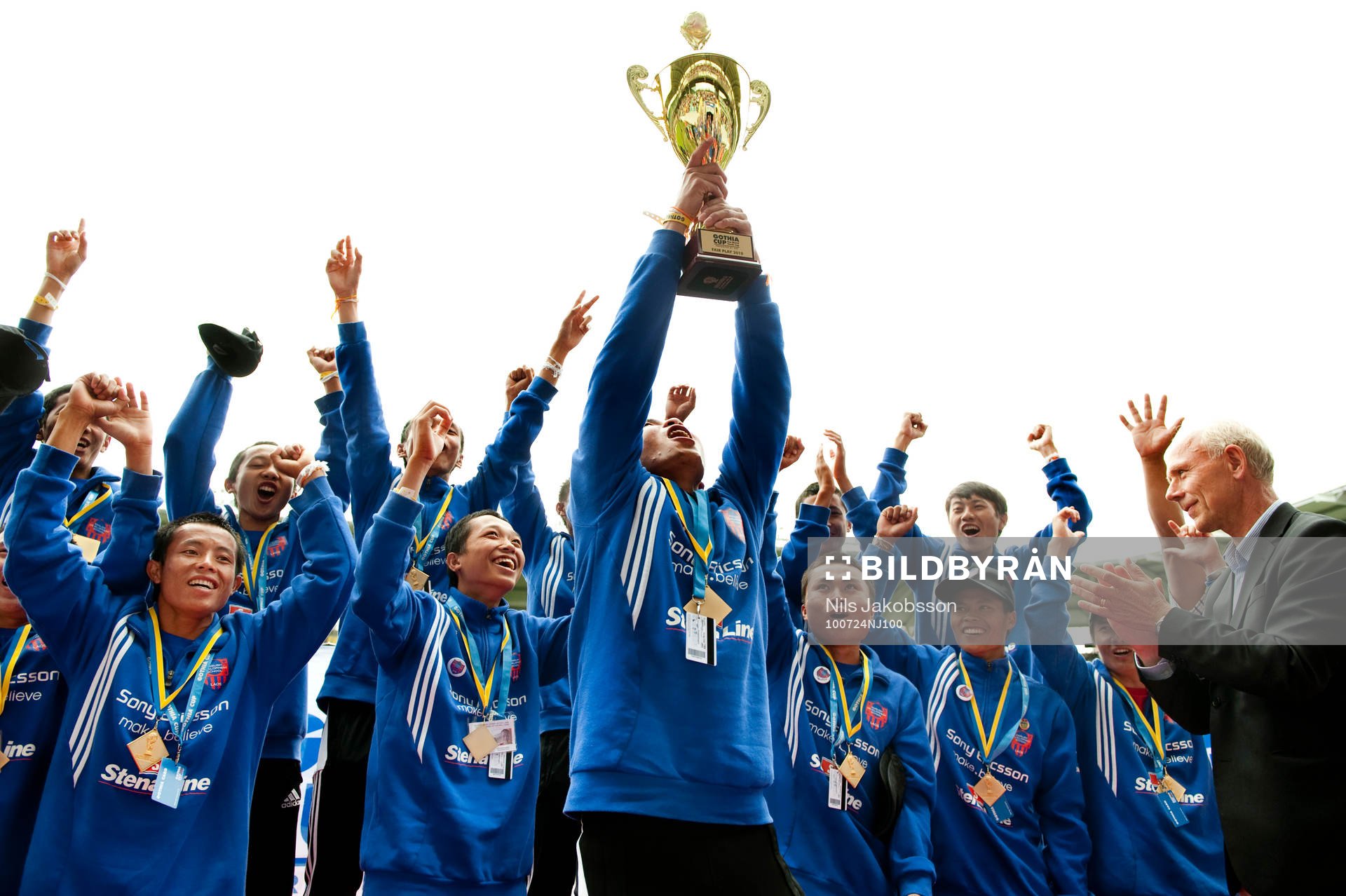 Fotboll, Gothia Cup, ungdom, Dennis Andersson delar ut pris