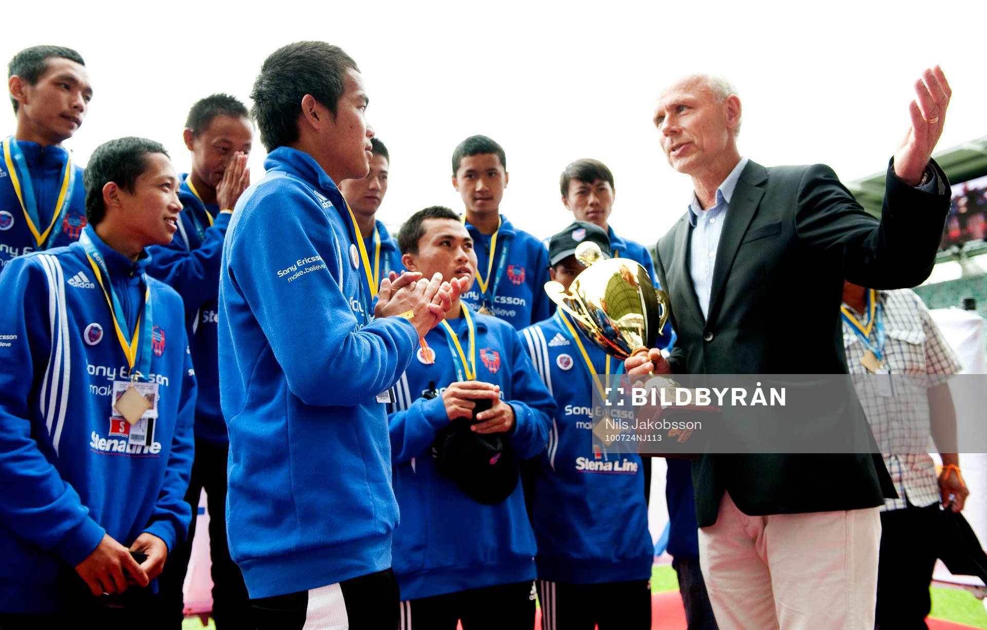 Fotboll, Gothia Cup, ungdom, Dennis Andersson delar ut pris