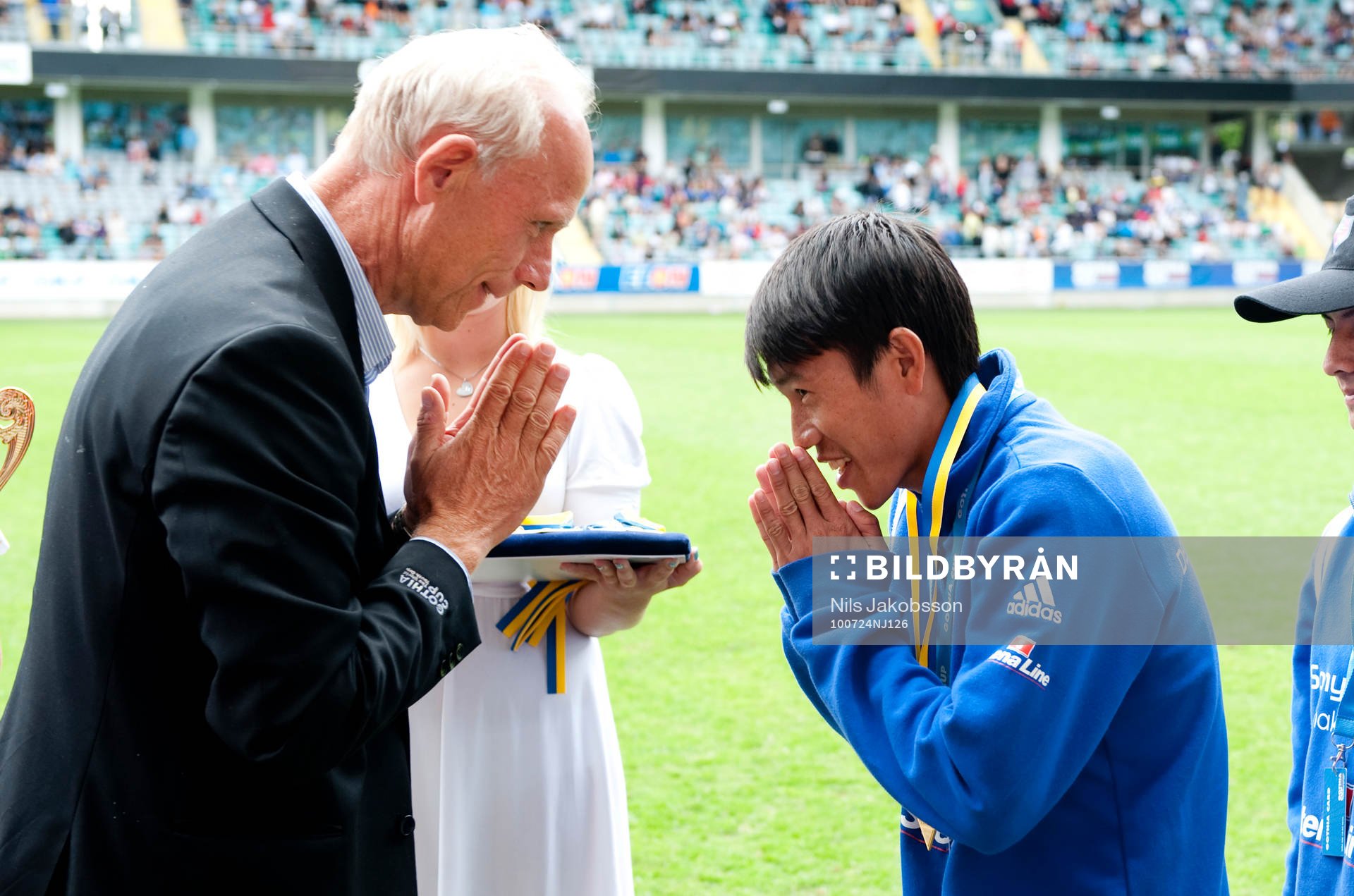 Fotboll, Gothia Cup, ungdom, Dennis Andersson delar ut pris