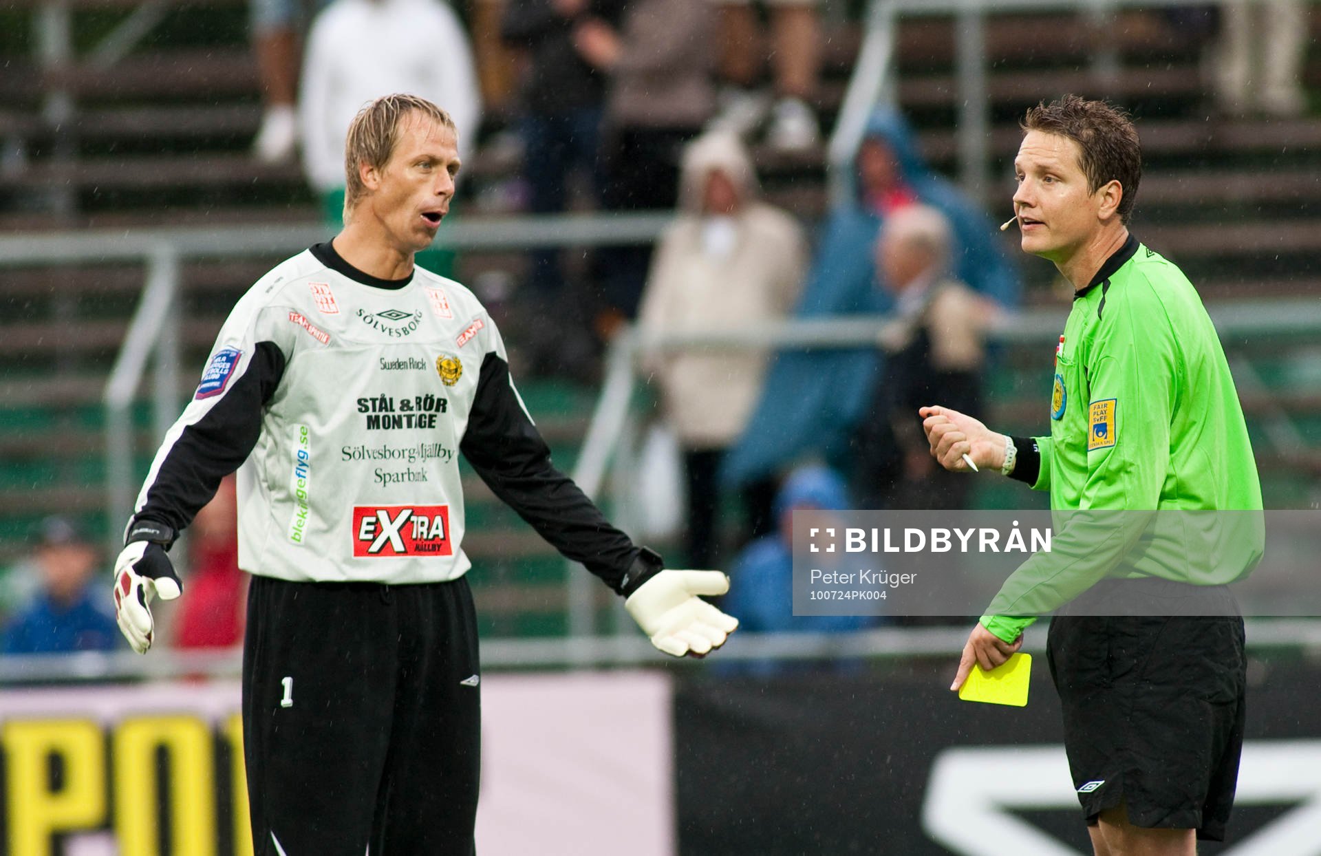 Mattias Asper, målvakt, Mjällby får varning av Martin