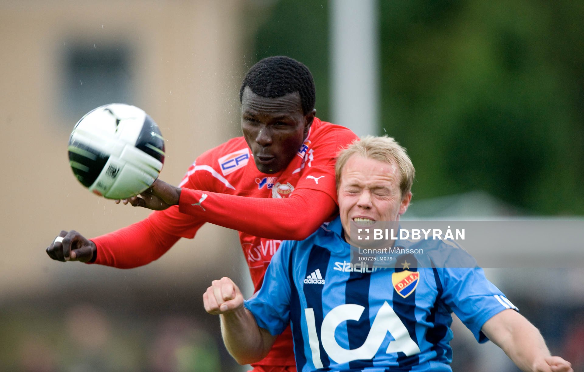 Patrik Haginge, Djurgården och Abiola Dauda nickduellerar,