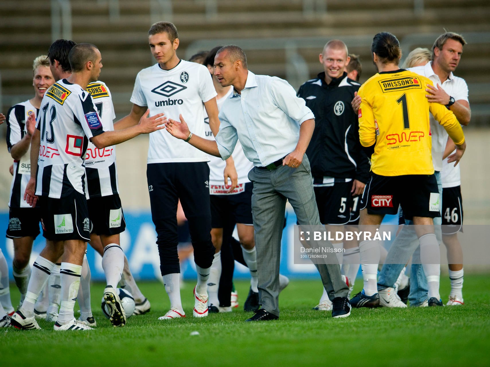  Henrik Larsson, tränare Landskrona tackar sina spelare efter segern.