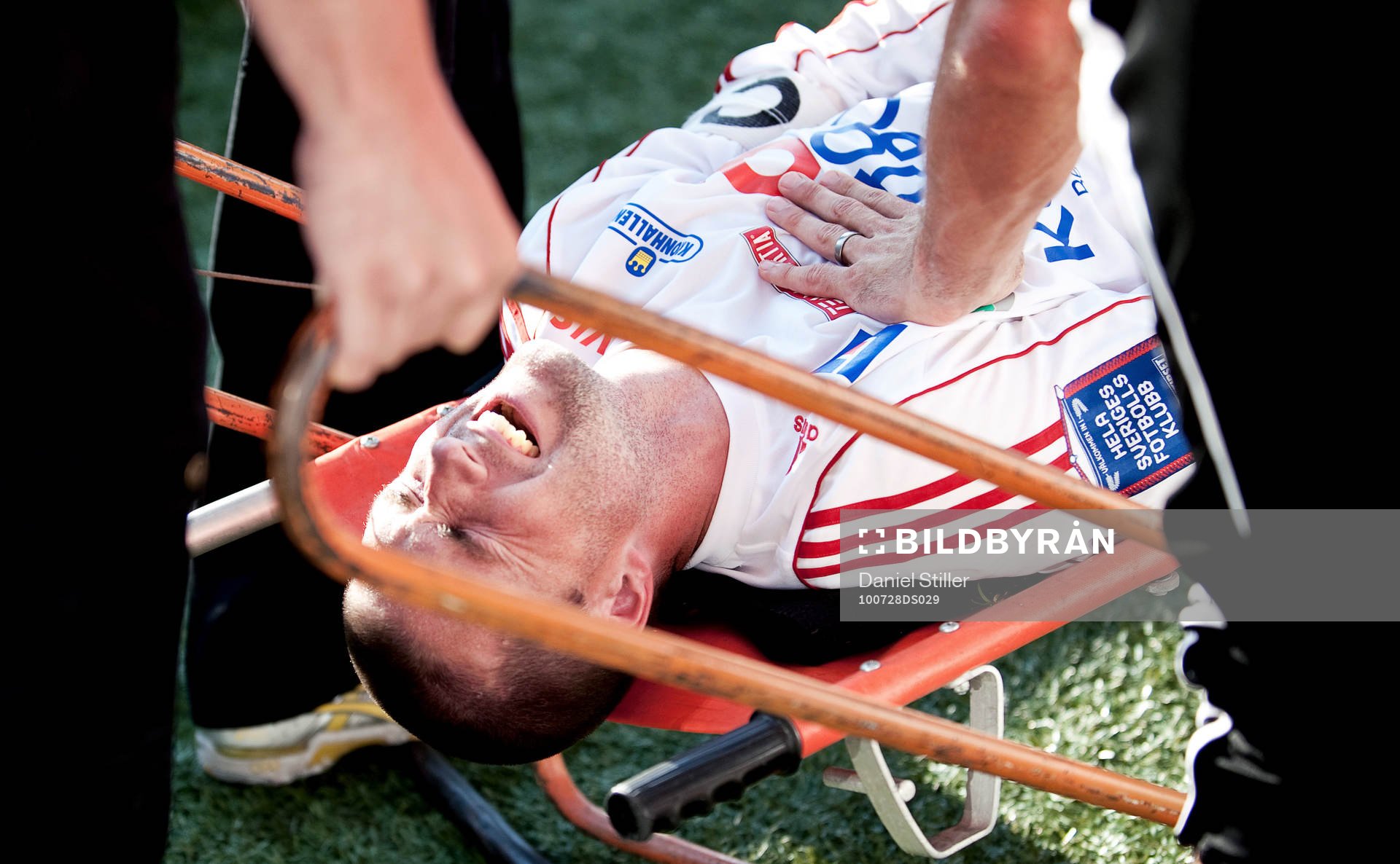 Tobias Solberg, Degerfors, får utgå med dubbla armbrott.