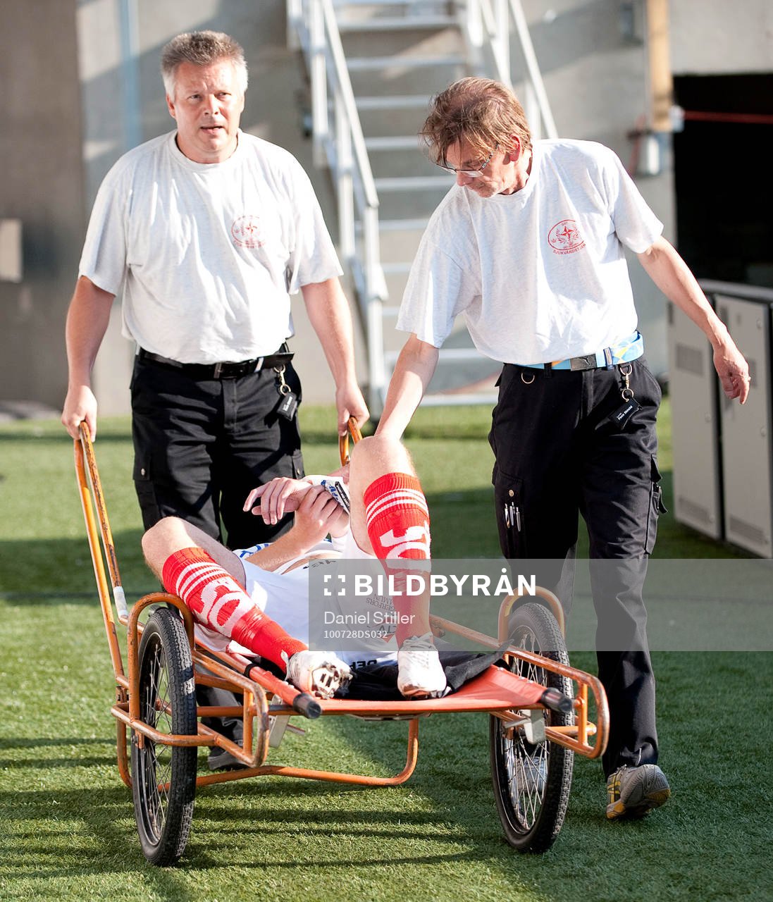 Tobias Solberg, Degerfors, får utgå med dubbla armbrott.