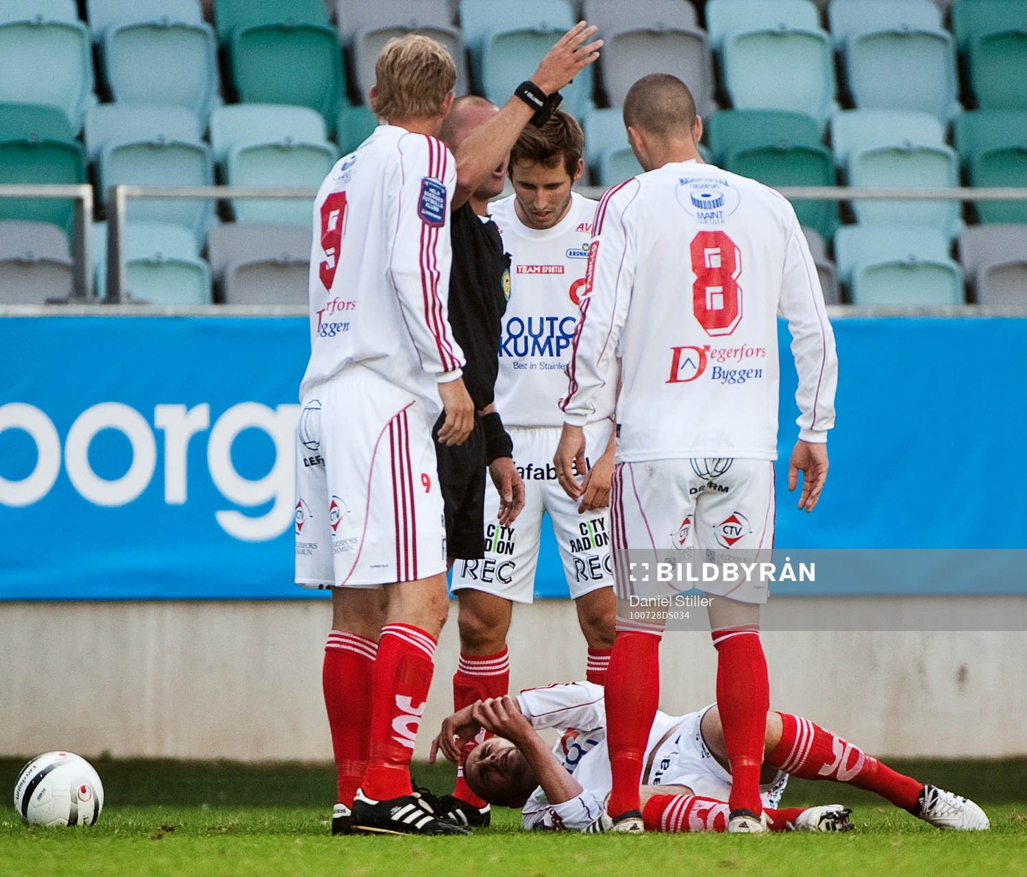 Tobias Solberg, Degerfors, får utgå med dubbla armbrott.