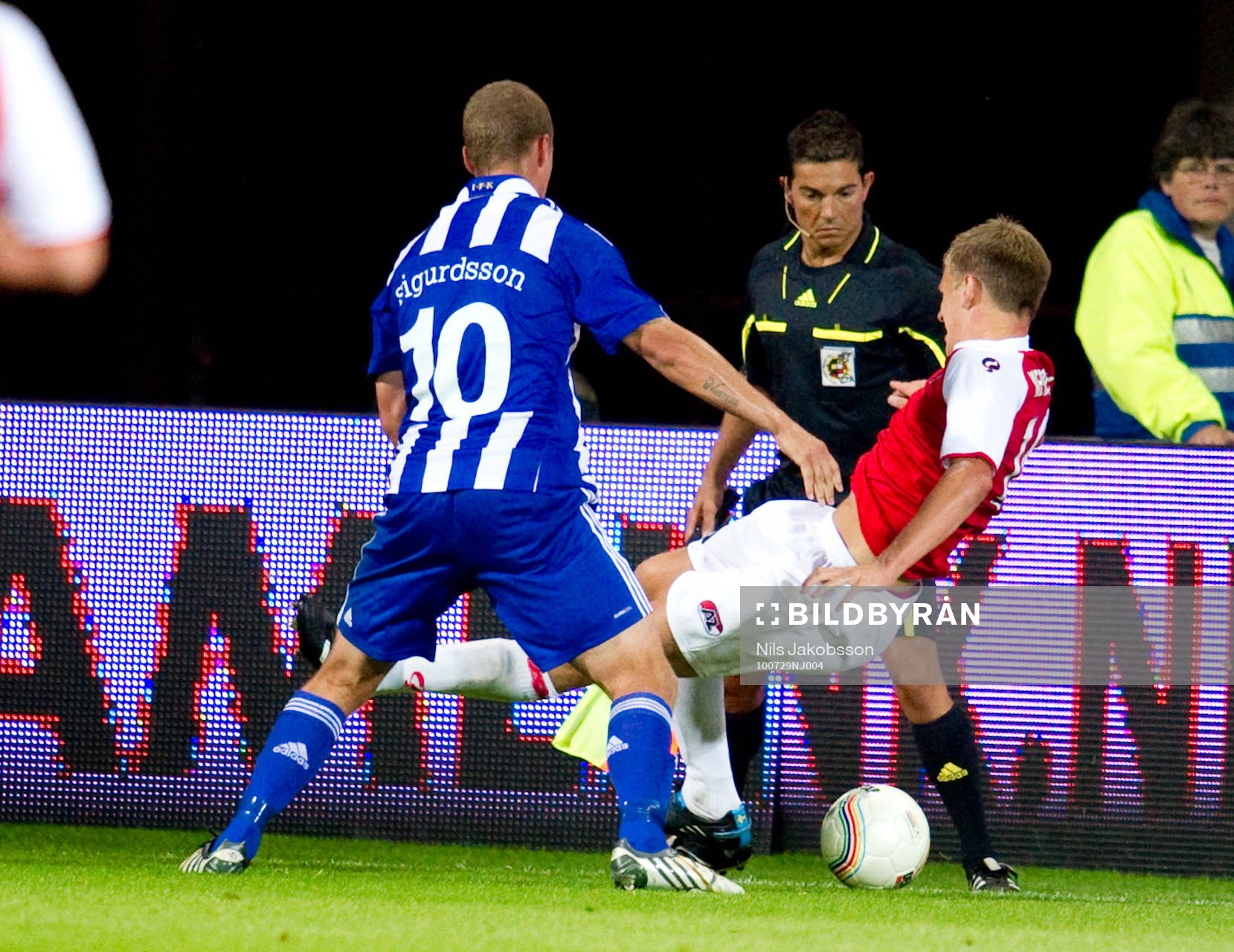 Ragnar Sigurdsson, Göteborg drar på sig en frispark när