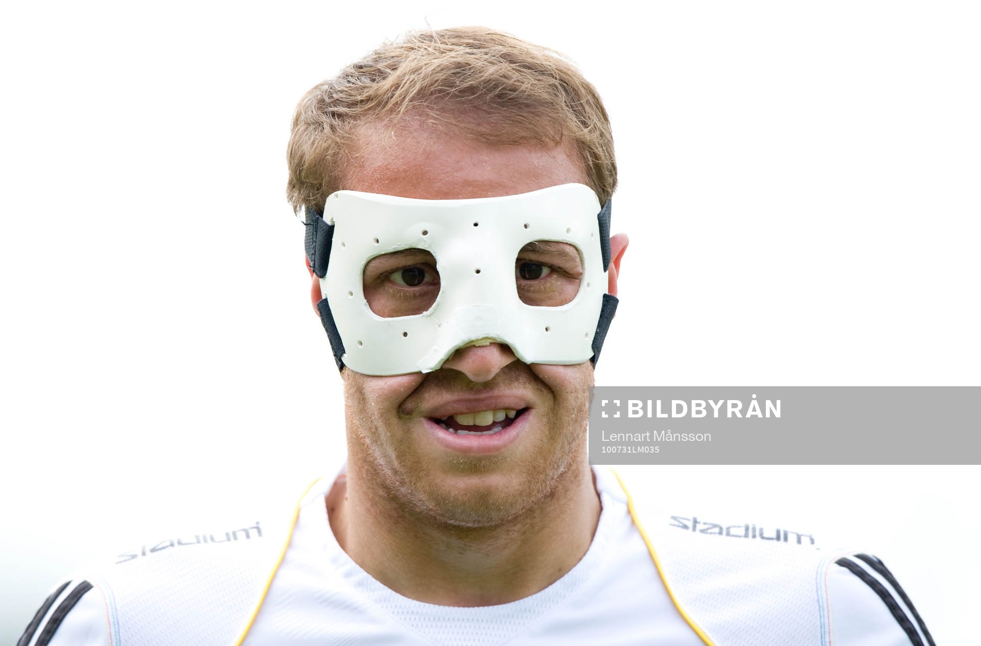 Kenny Pavey, AIK, testar skydd för bruten näsa