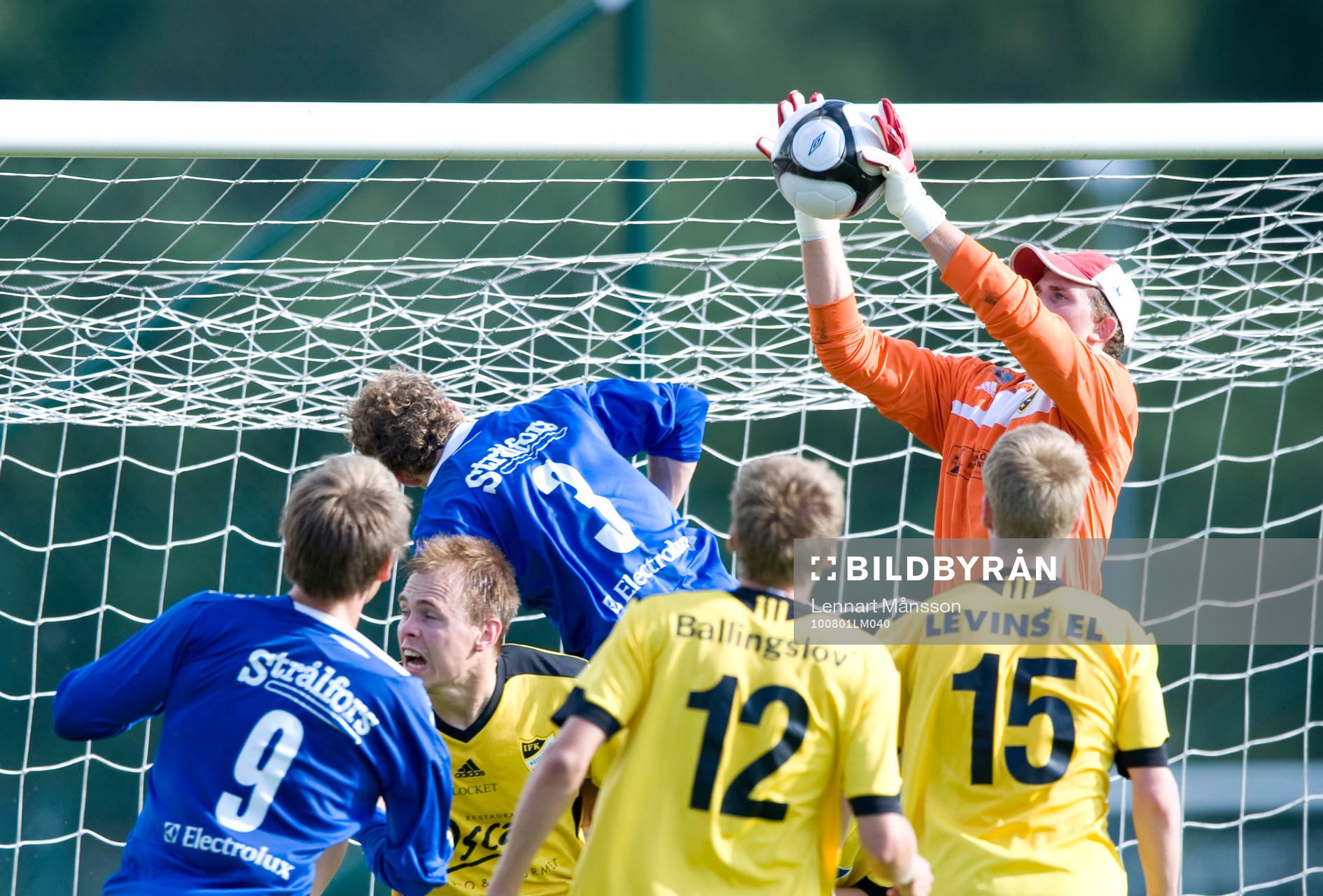 Kalle Lindell, målvakt, Hässleholm greppar bollen