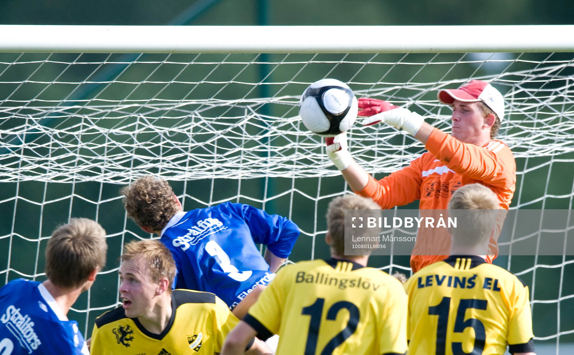 Kalle Lindell, målvakt, Hässleholm greppar bollen