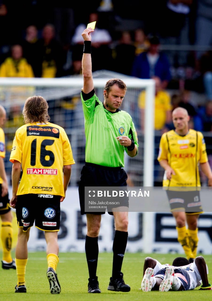 domare Sven-Martin Åkesson, ger gult kort, varning