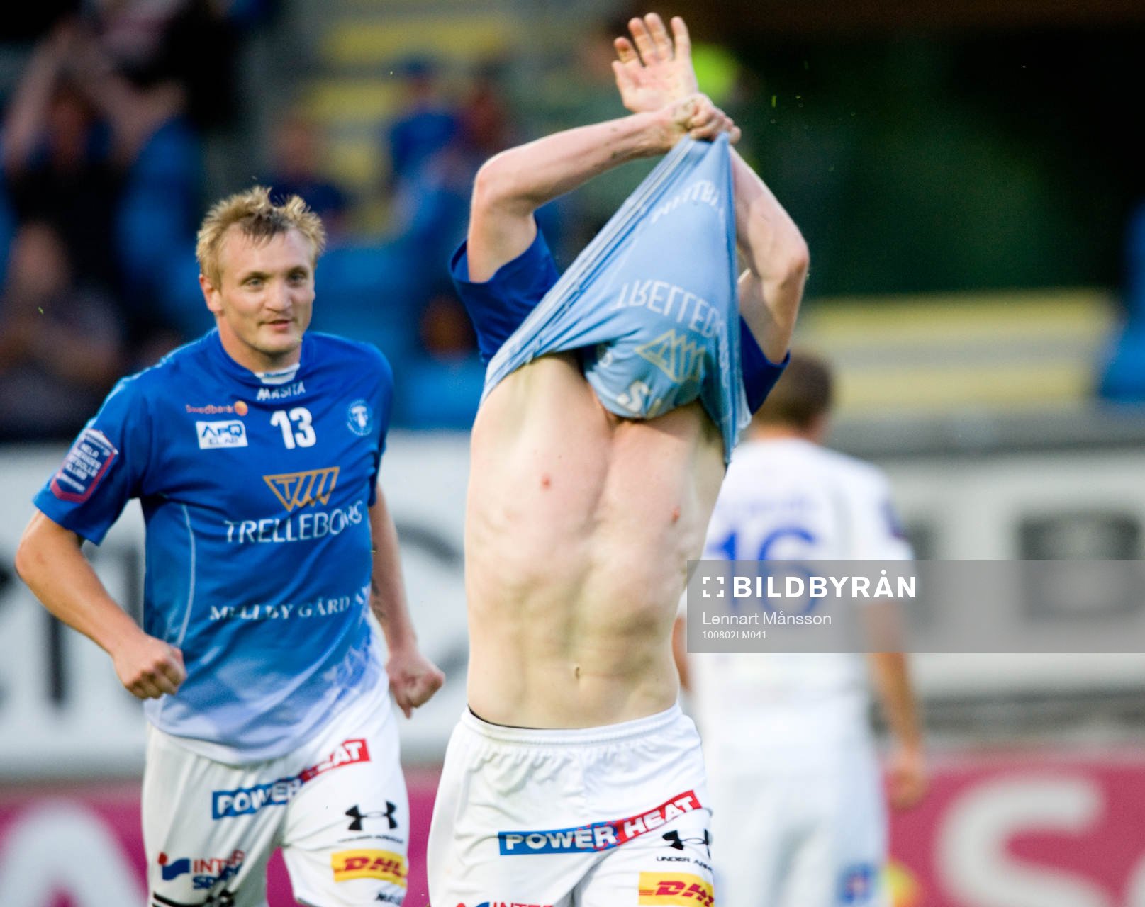  Mattias Adelstam, sliter av sig tröjan, Fredrik Jensen tittar på. Glädje, jubel.