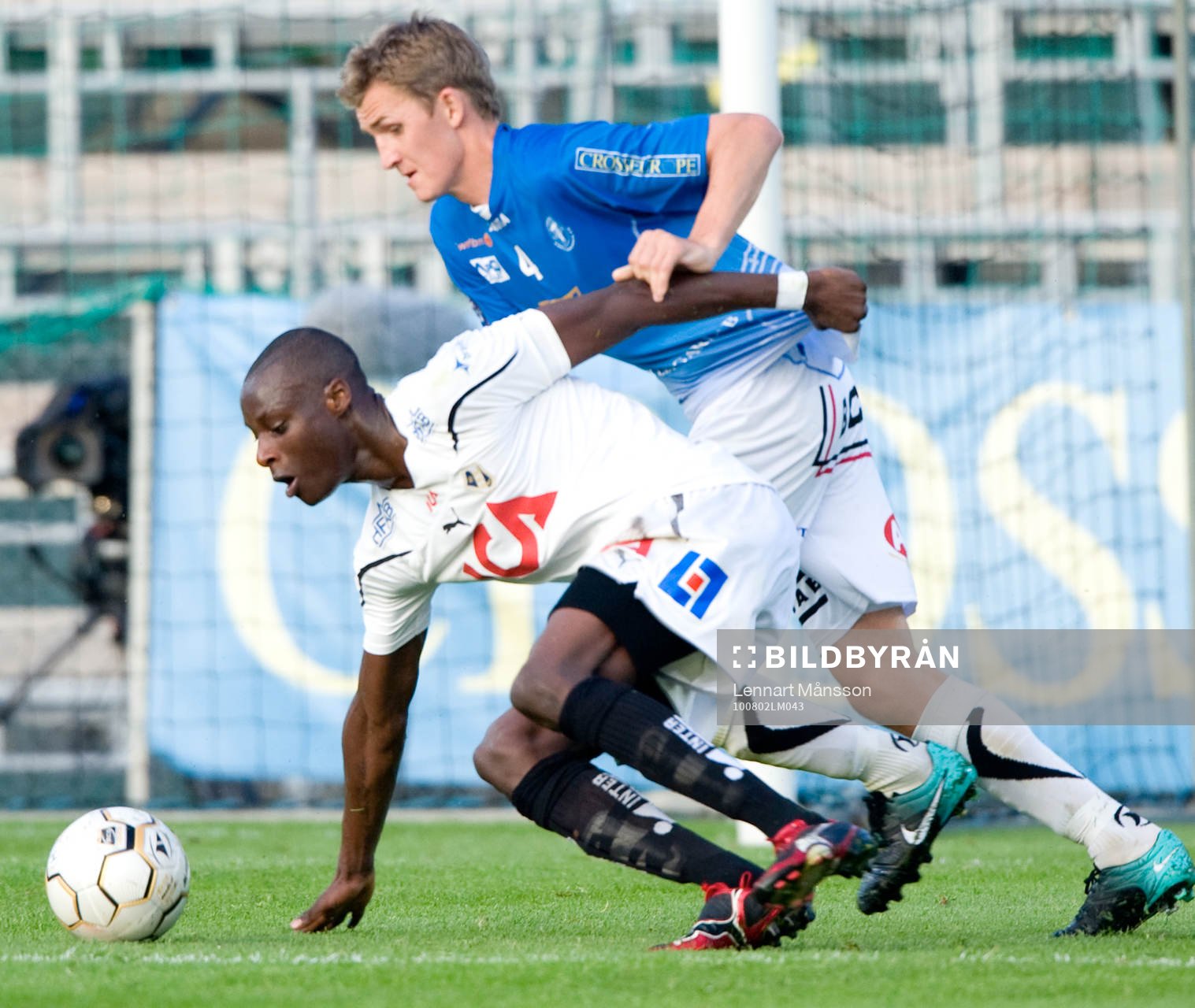Peter Abelsson, Trelleborg, trycker ner Joe Sise, Halmstad