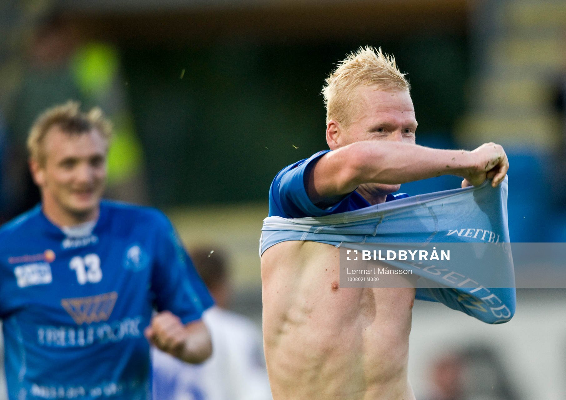 Mattias Adelstam, drar av tröja, glädje, jubel