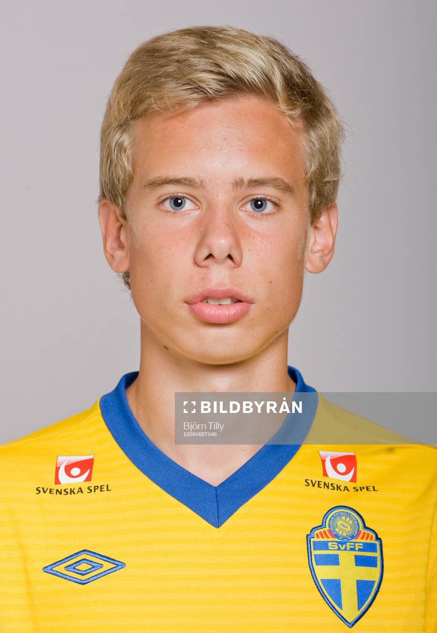Jonathan Häll, Sverige