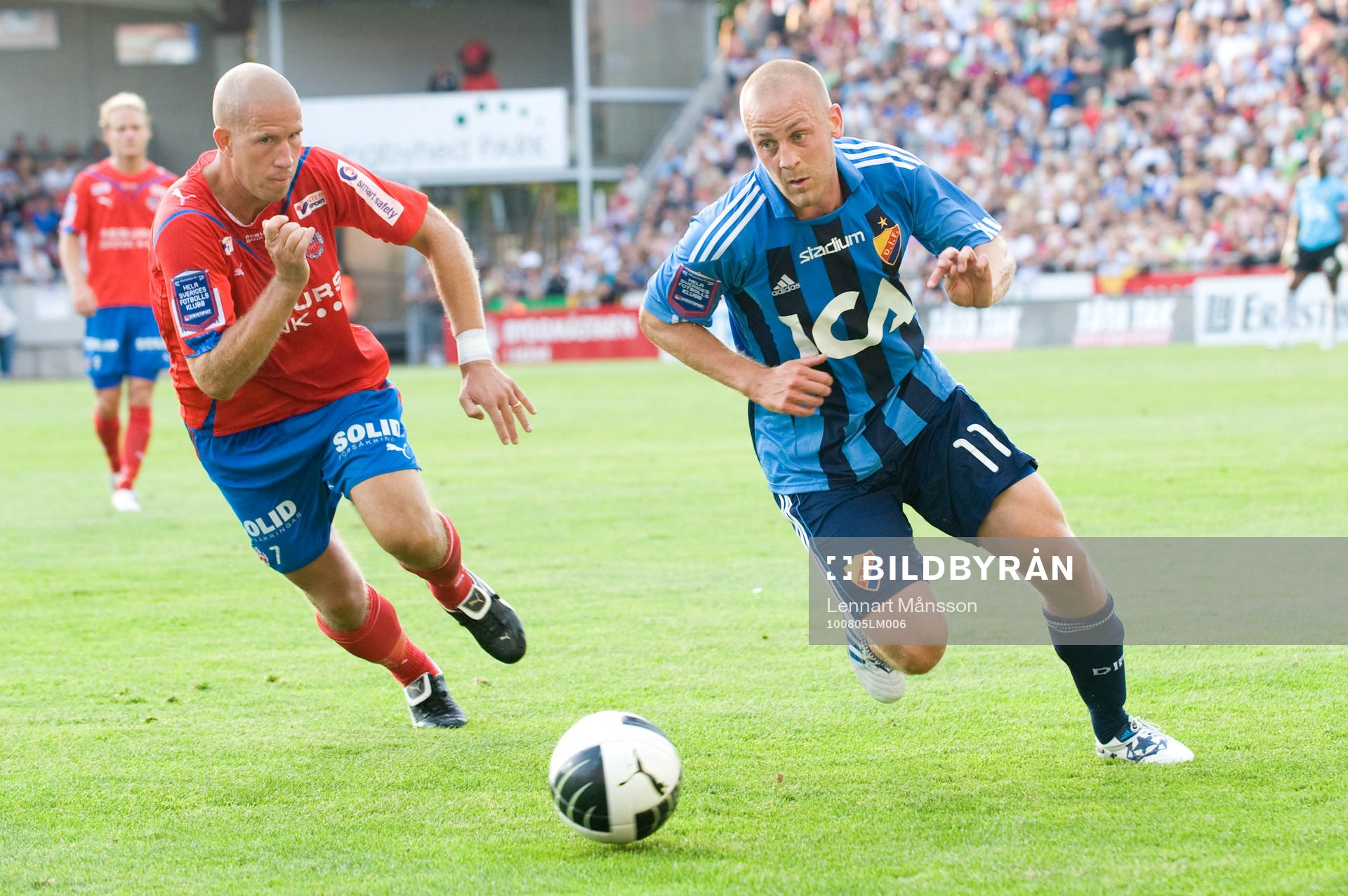 Daniel Sjölund, Djurgården, jagas av Mattias Lindström,