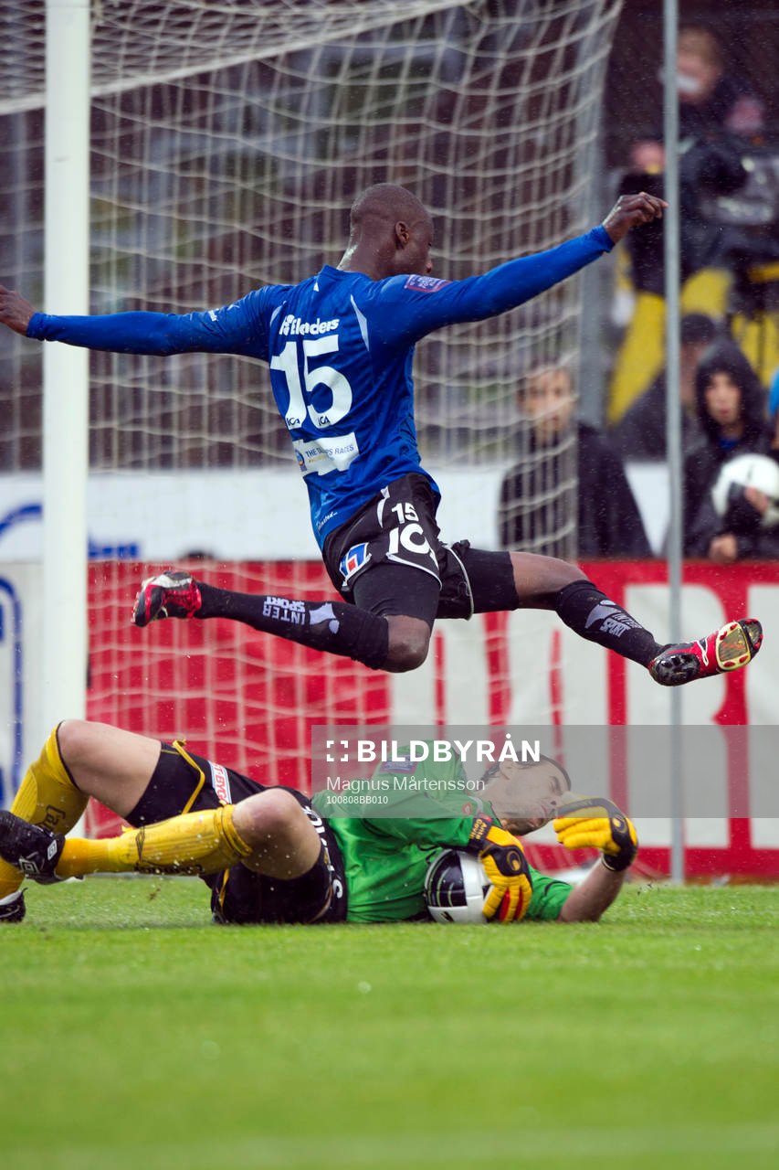 Ante Covic, målvakt Elfsborg och Joe Sise, Halmstad