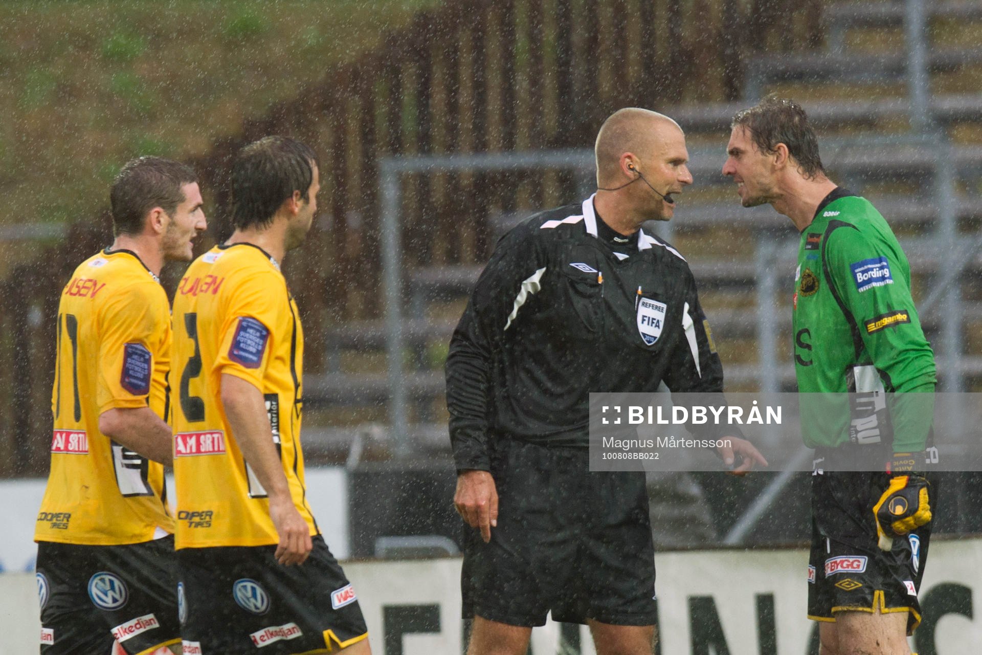 Ante Covic, målvakt Elfsborg, diskuterar med domare