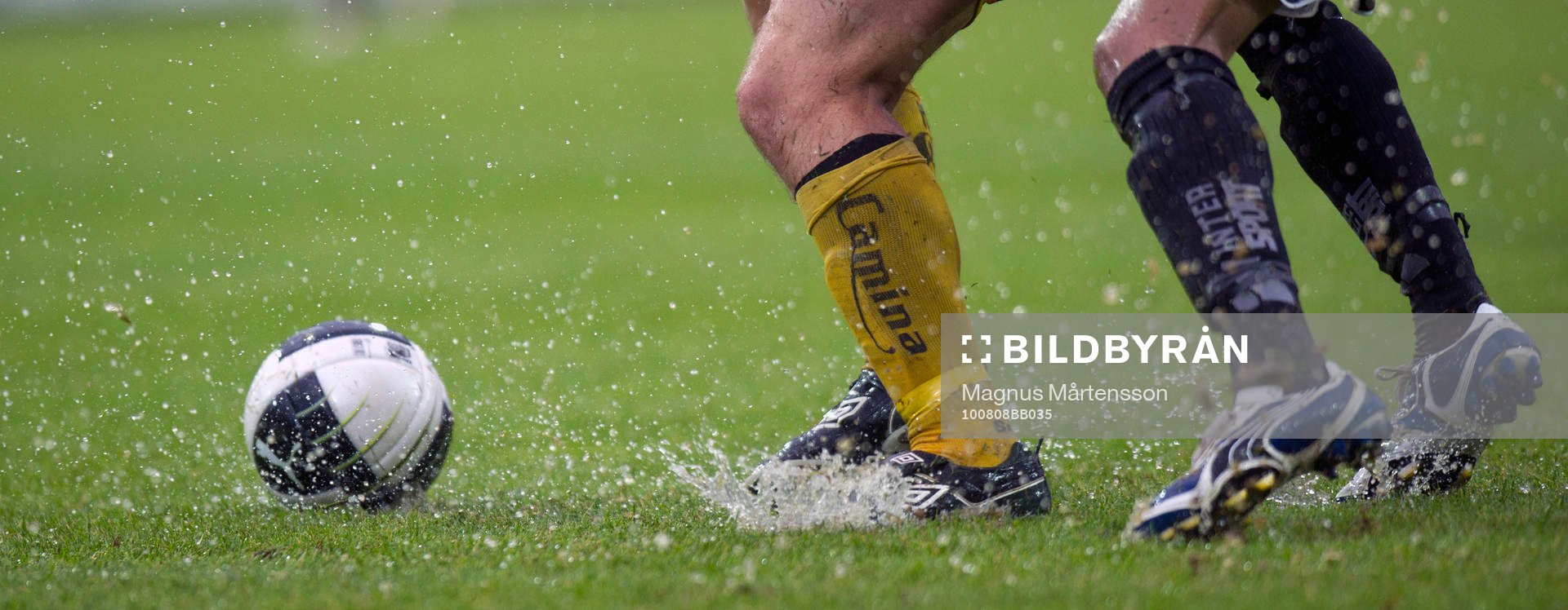 Mycket regn, blöt fotbollsplan