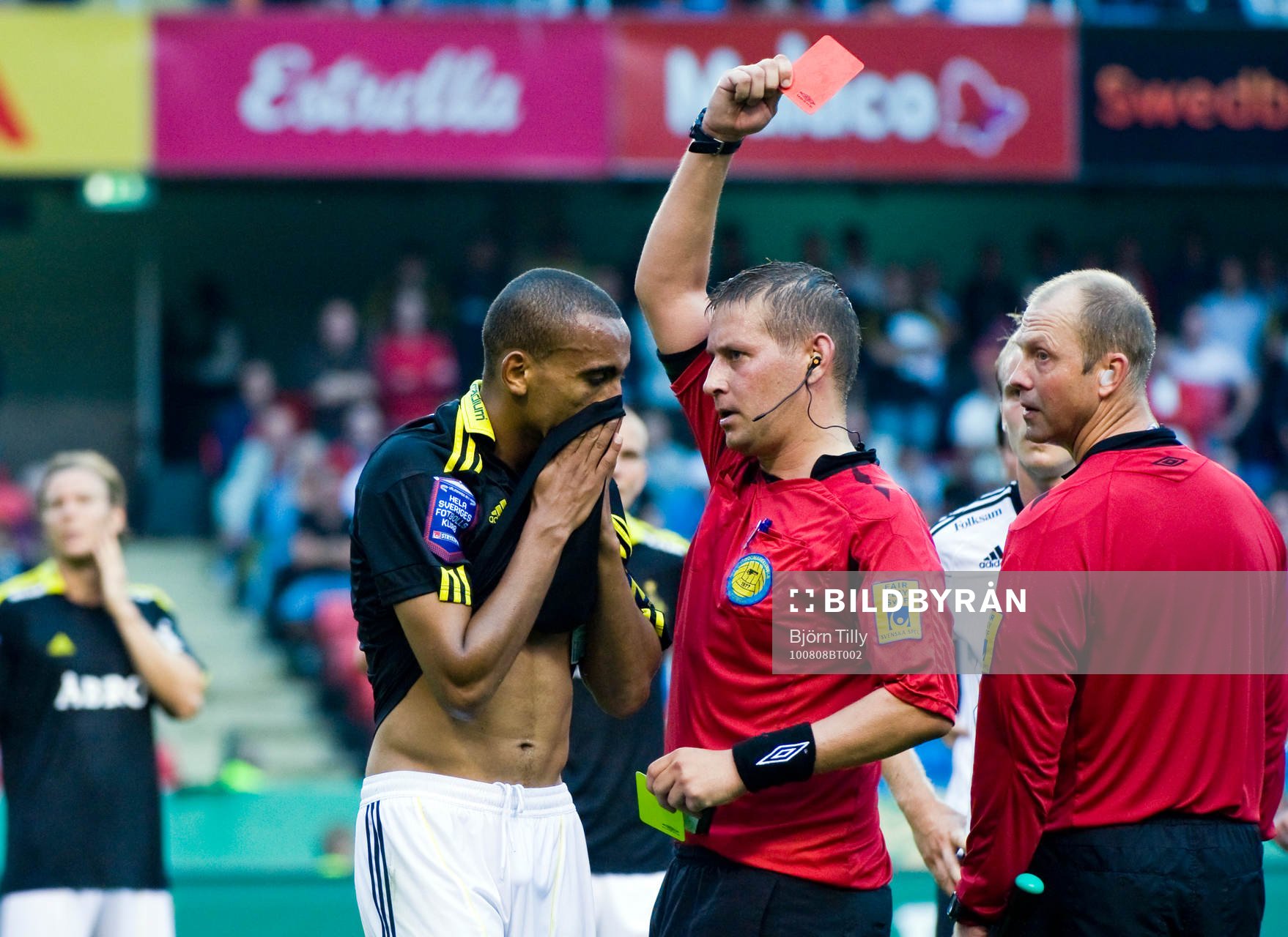 Magnus Ahlsén, domare ger Walid Atta, AIK rött kort