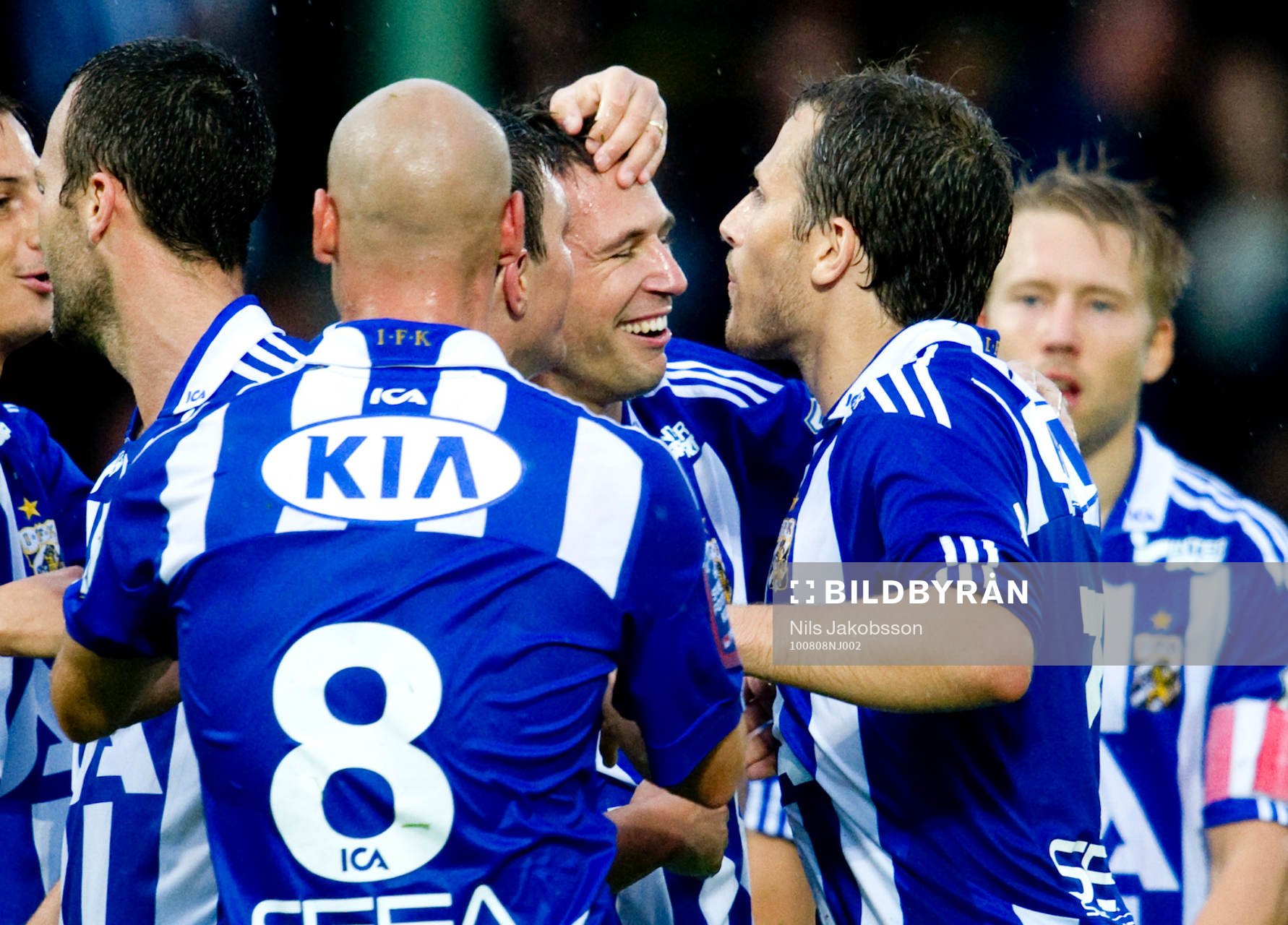 Stefan Selakovic får en puss av Tobias Hysén, IFK