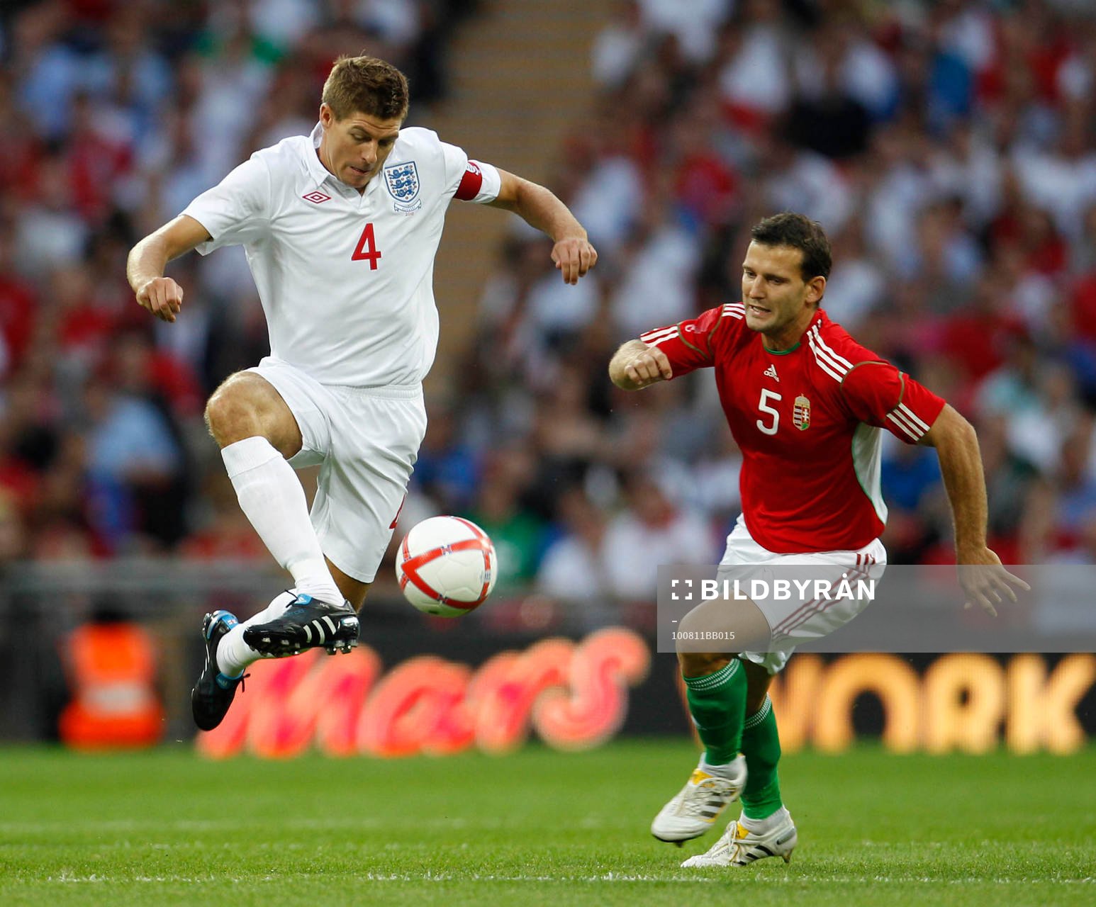 Steven Gerrard, England och Zoltan Szelesi, Ungern