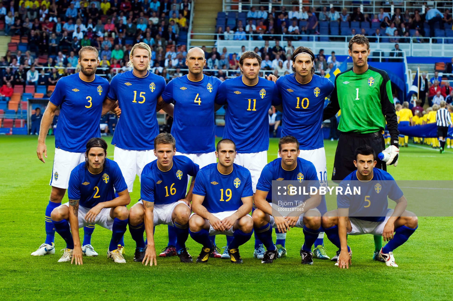 Sveriges startelva, line up. lagbild Övre raden från vänster. Olof Mellberg, Ola Toivonen, Daniel Majstorovic, Johan Elmander, Zlatan Ibrahimovic och Andreas Isaksson. Främre raden från vänster Mikael Lustig, Pontus Wernbloom, Emir Bajrami, Andres Svensson och Berang Safari