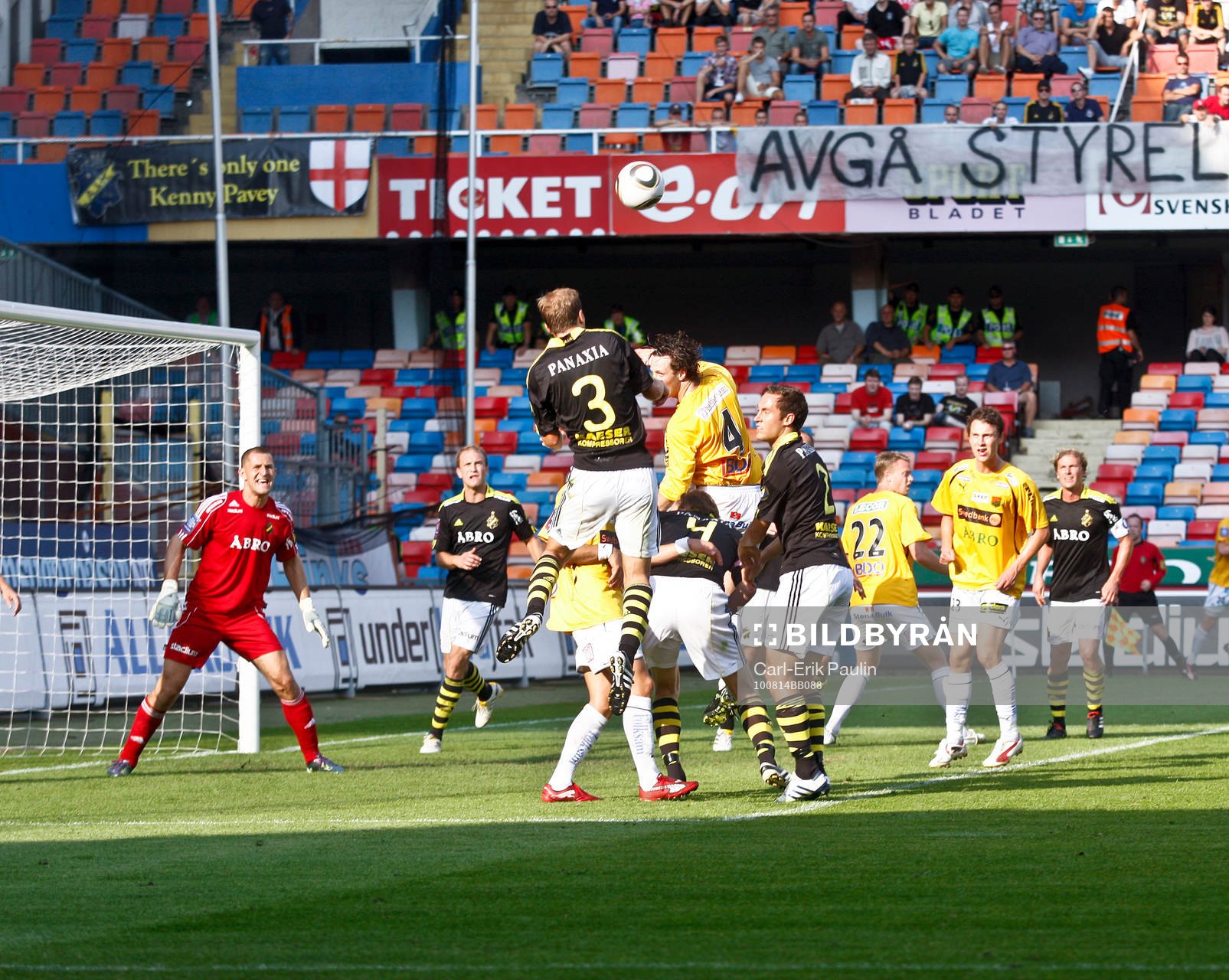 Per Karlsson, AIK rensar i eget straffområde