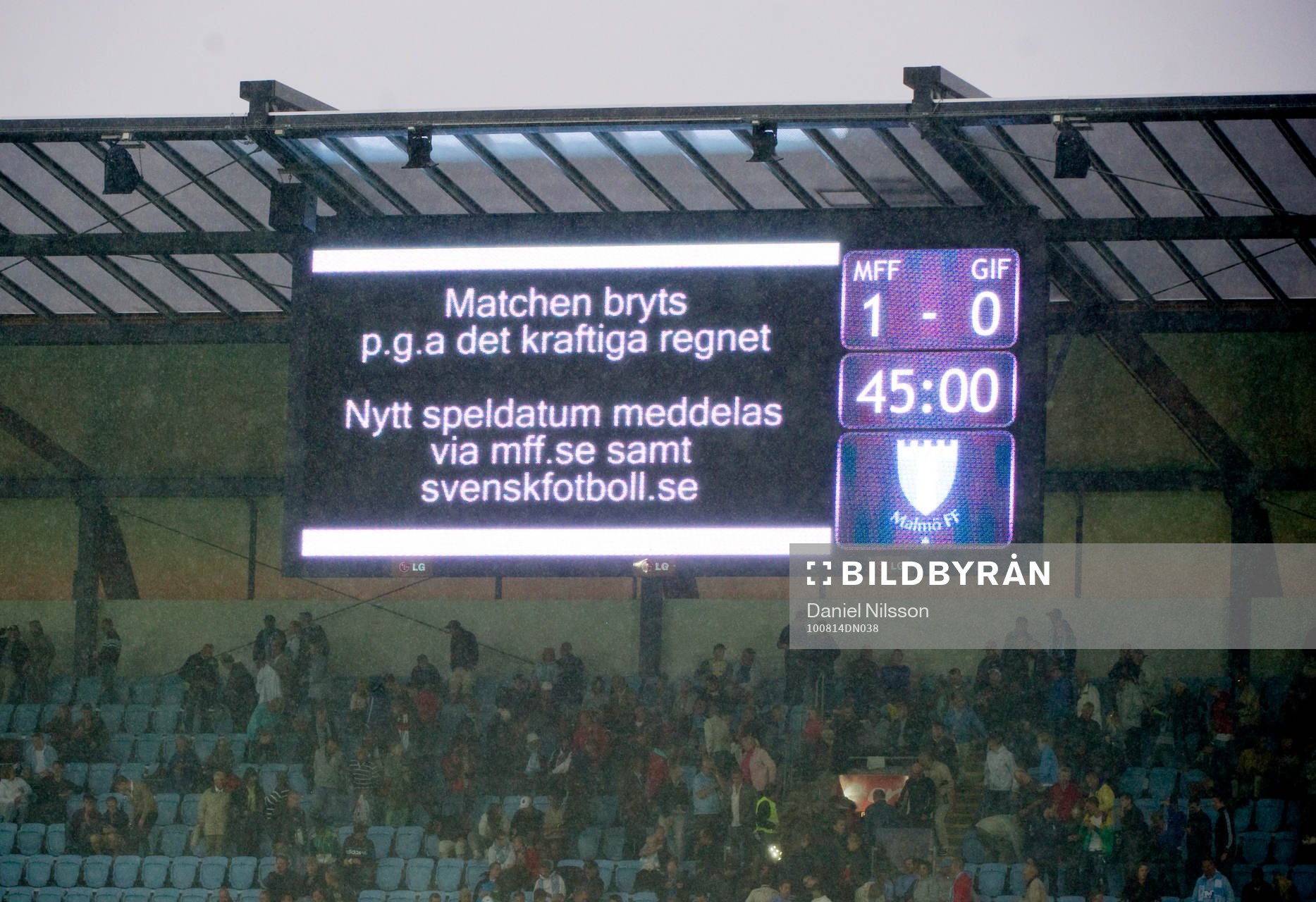 Pga regnet avbröts matchen. Regn, oväder