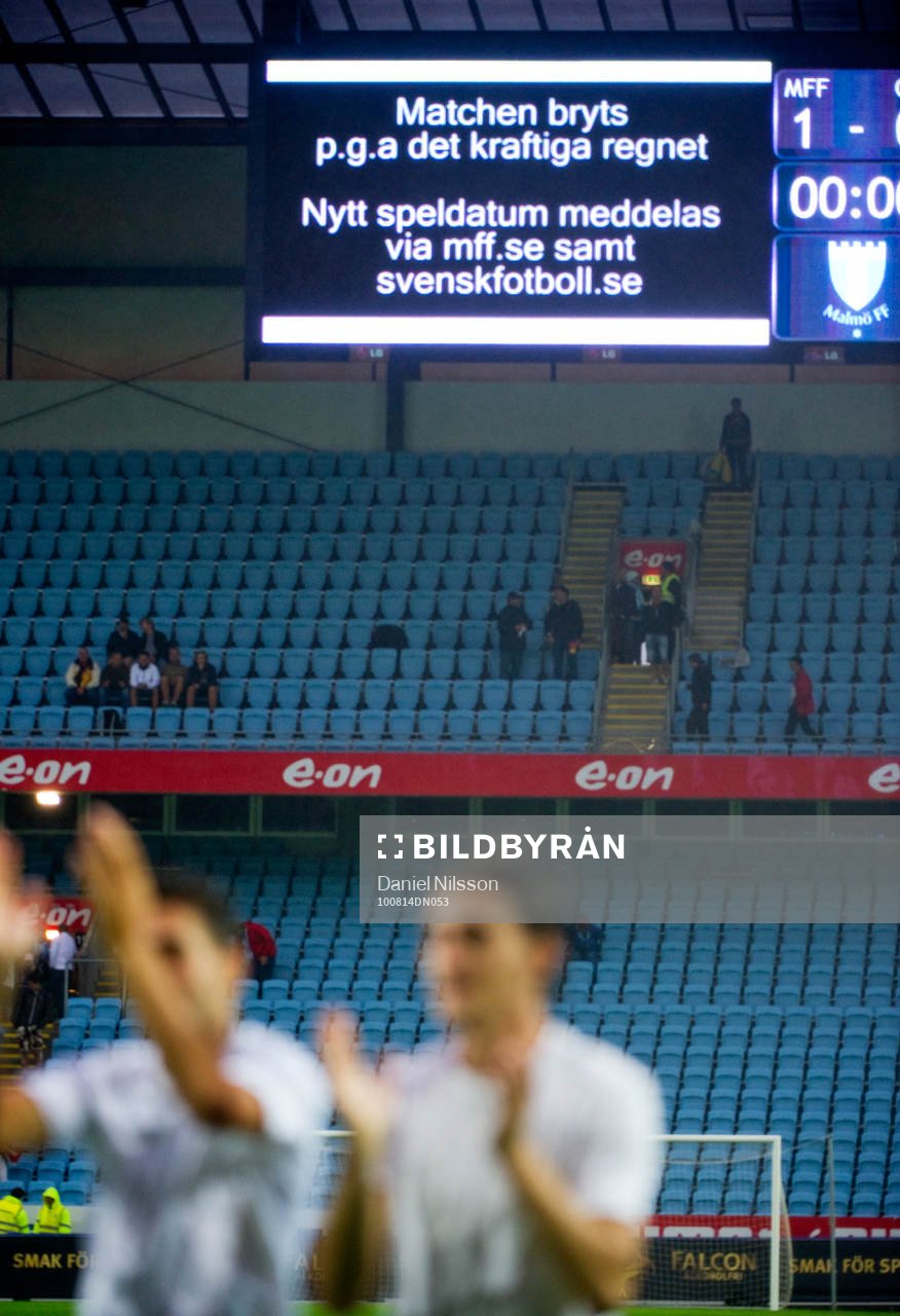 Målskytten Agon Mehmeti framför skylten som visar att