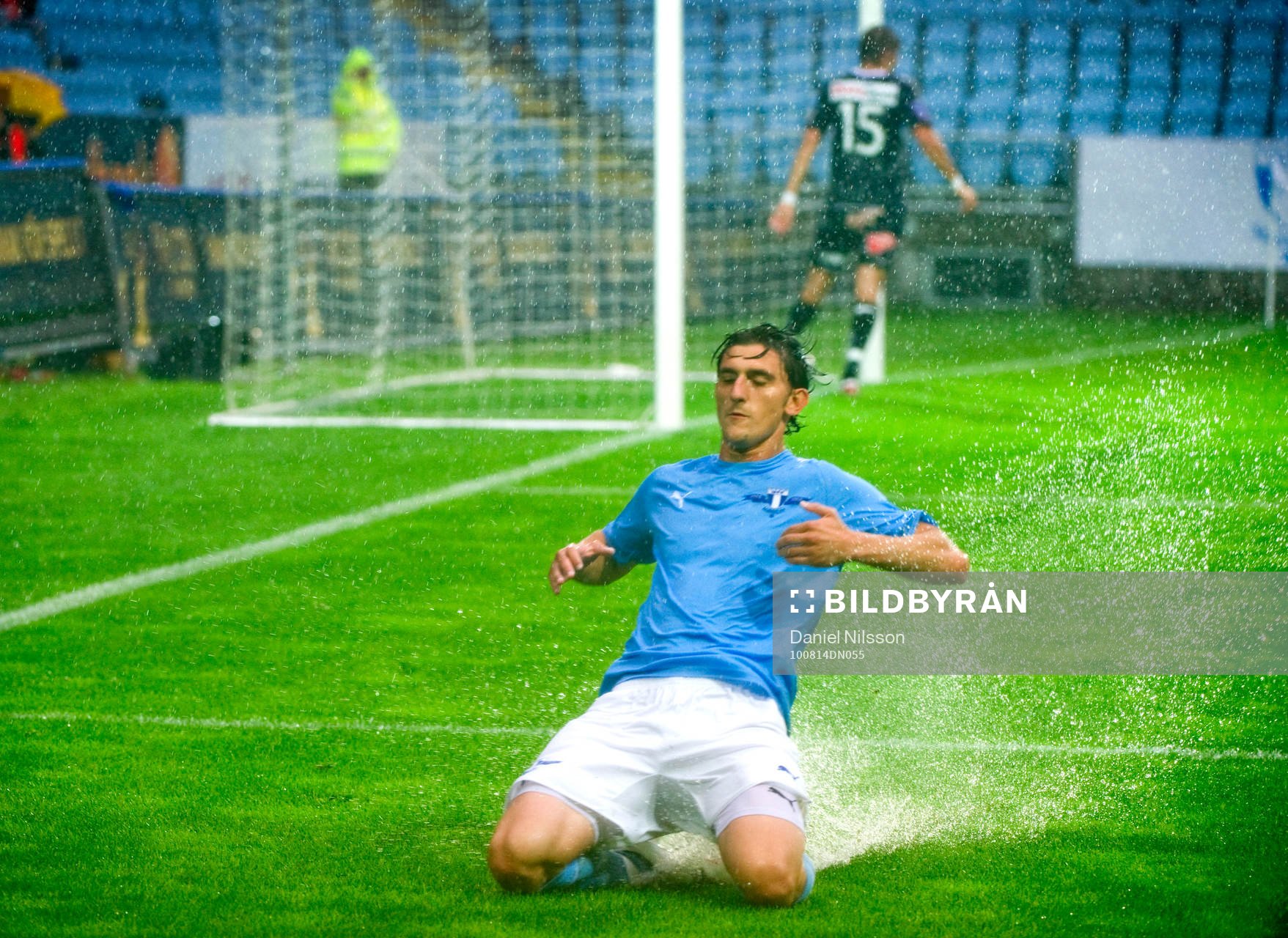 Agon Mehmeti, Malmö gjorde 1-0 i ösregnet. Regn, oväder