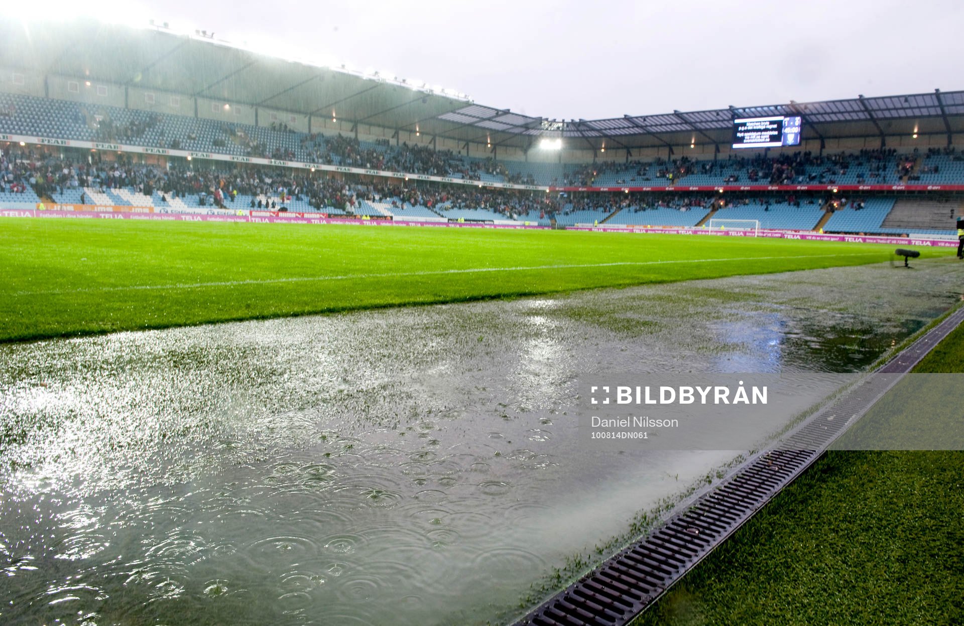  Matchen blev inställd och uppskjuten till en annan dag pga för mycket regn. Oväder.