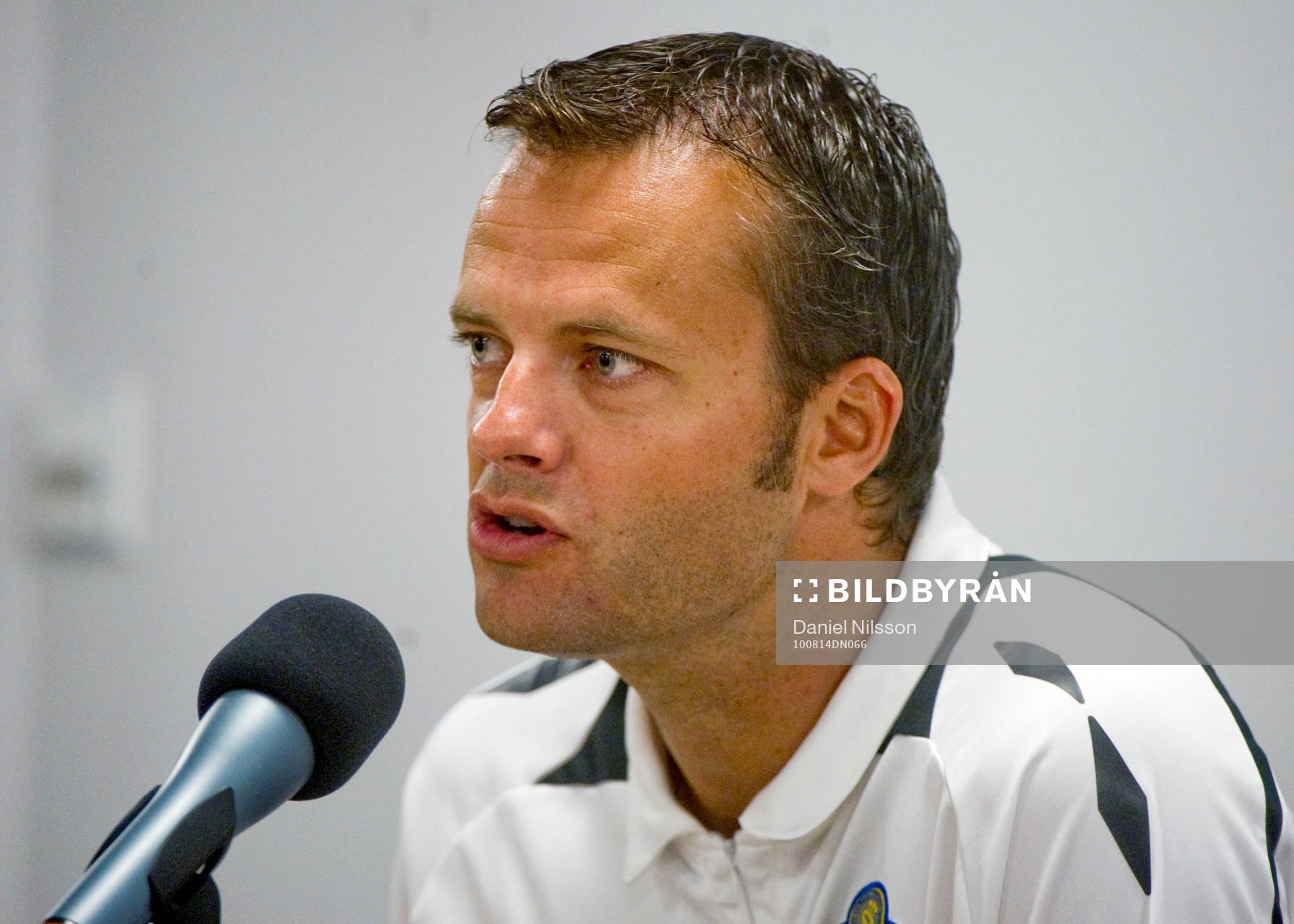 Sven-Martin Åkesson, domare, meddelar att matchen bröts