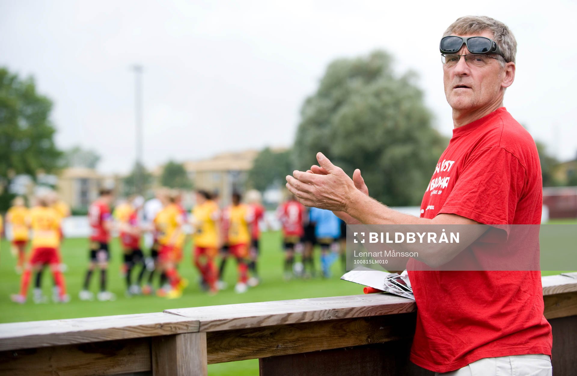 Max Svensson, en av sponsorerna i Kristianstad, applåderar