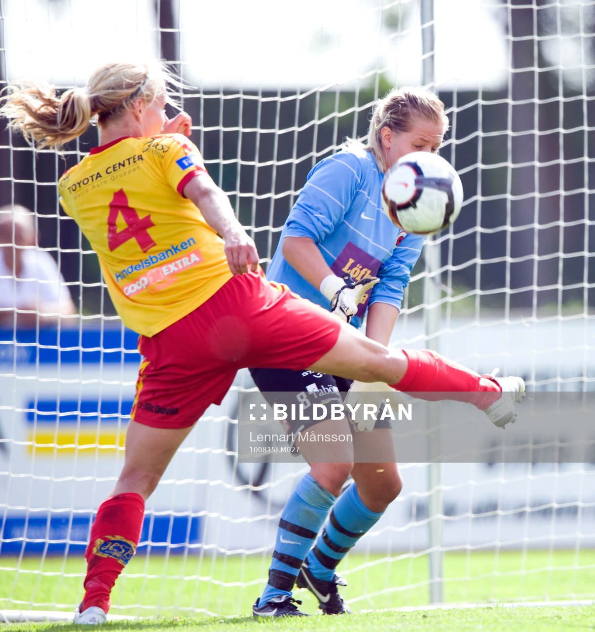 Elin Ekblom Bak och Sandra Wahldén, målvakt, Kristianstad