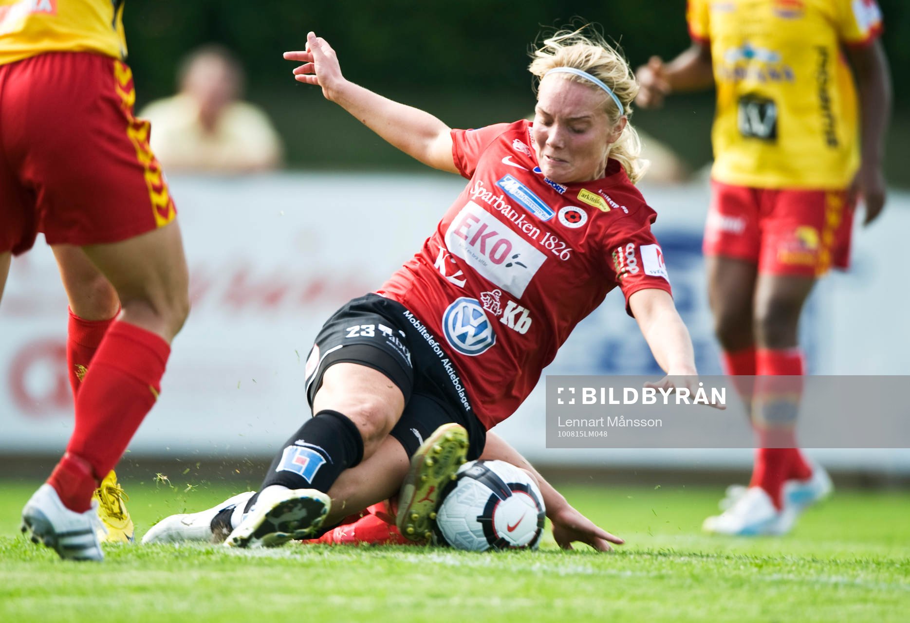  Margret Lara Vidarsdottir, Kristianstad, åker på en tackling, glidtackling.