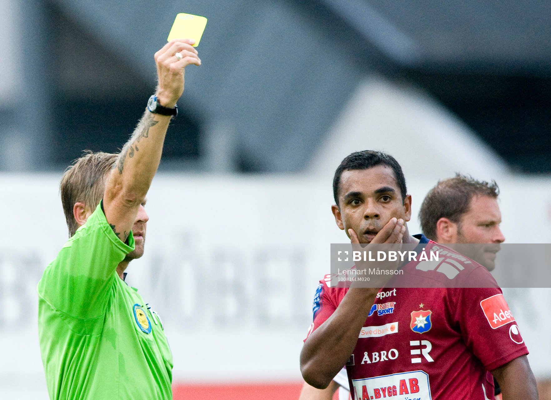 Lars Olsson, domare ger Alvaro Santos, Örgryte ett gult
