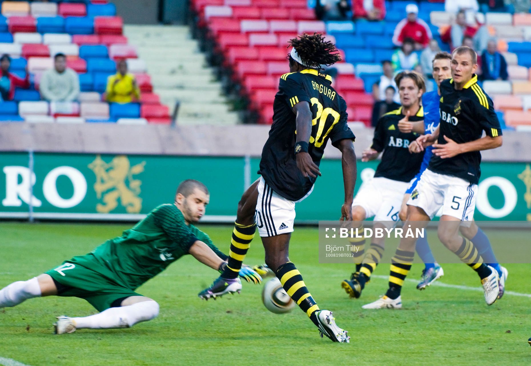Bojidar Mitrev, målvakt, Levski och Mohamed Bangura, AIK
