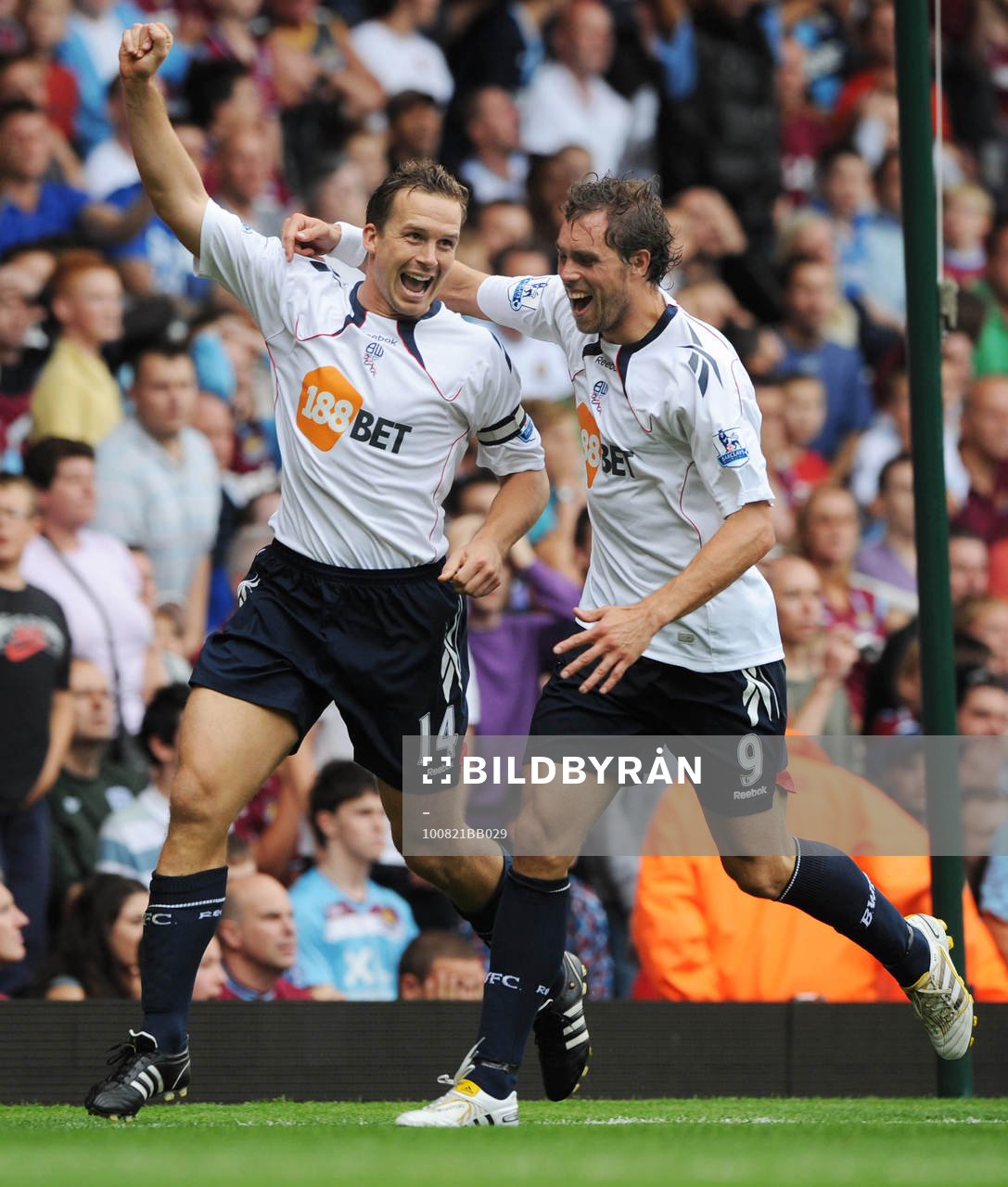 Kevin Davies och Johan Elmander, glädje, jubel, Bolton