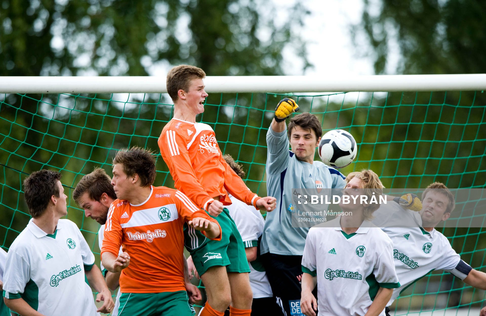 Målvakt boxar bort bollen