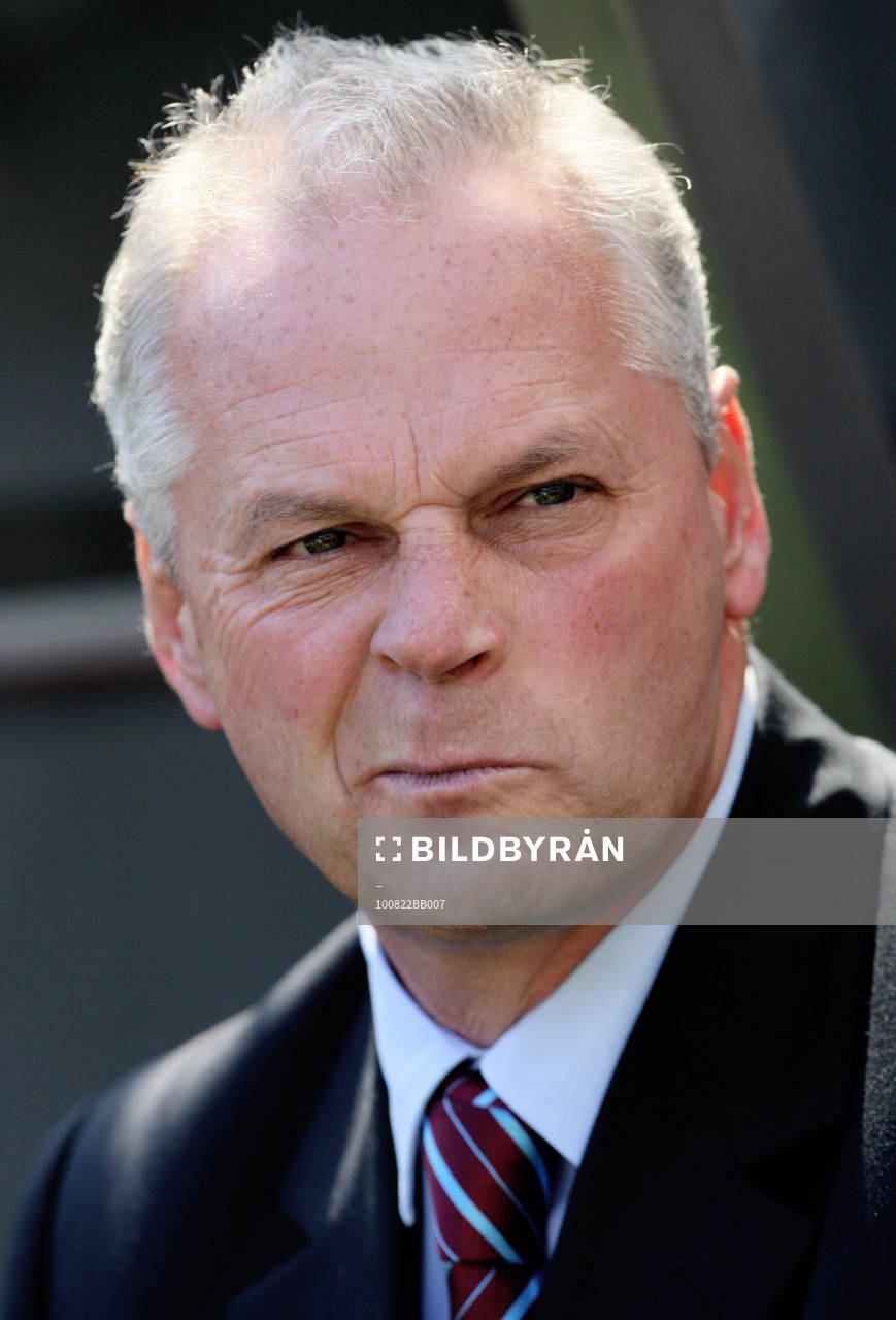 En sammanbiten Kevin MacDonald, inhoppande tränare, Aston