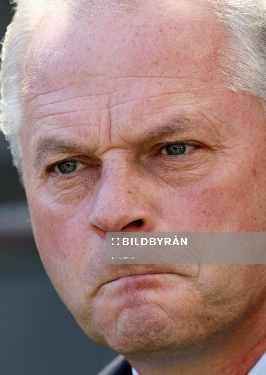 En sammanbiten Kevin MacDonald, inhoppande tränare, Aston