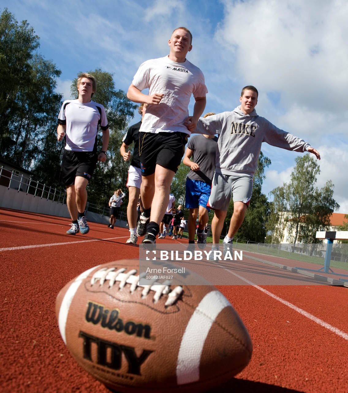 Eleverna från HTS värmer upp med en språngmarsch före