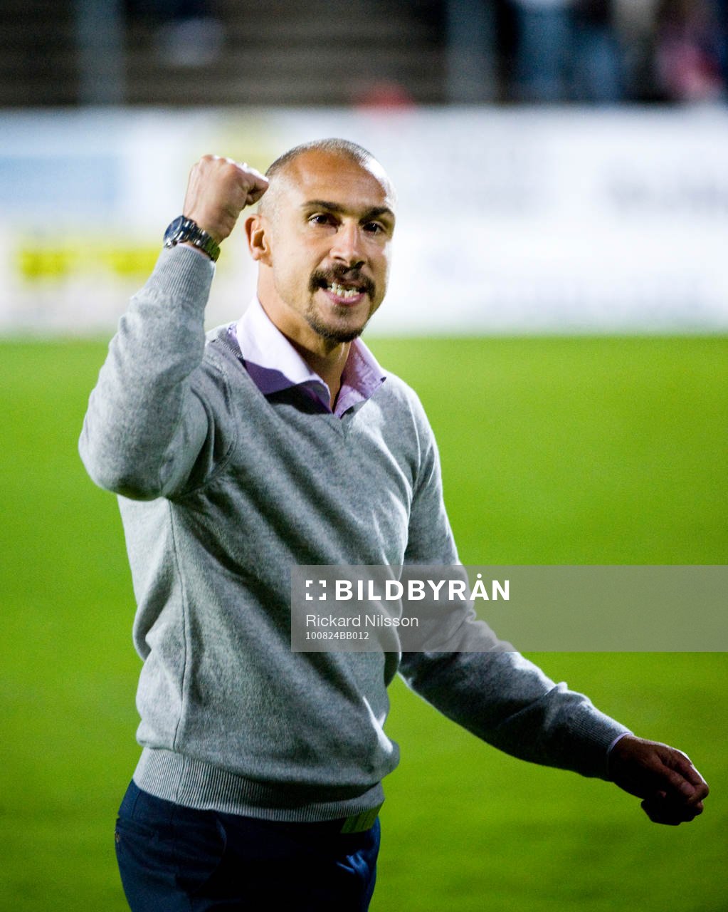 En glad Henrik Larsson, tränare, Landskrona