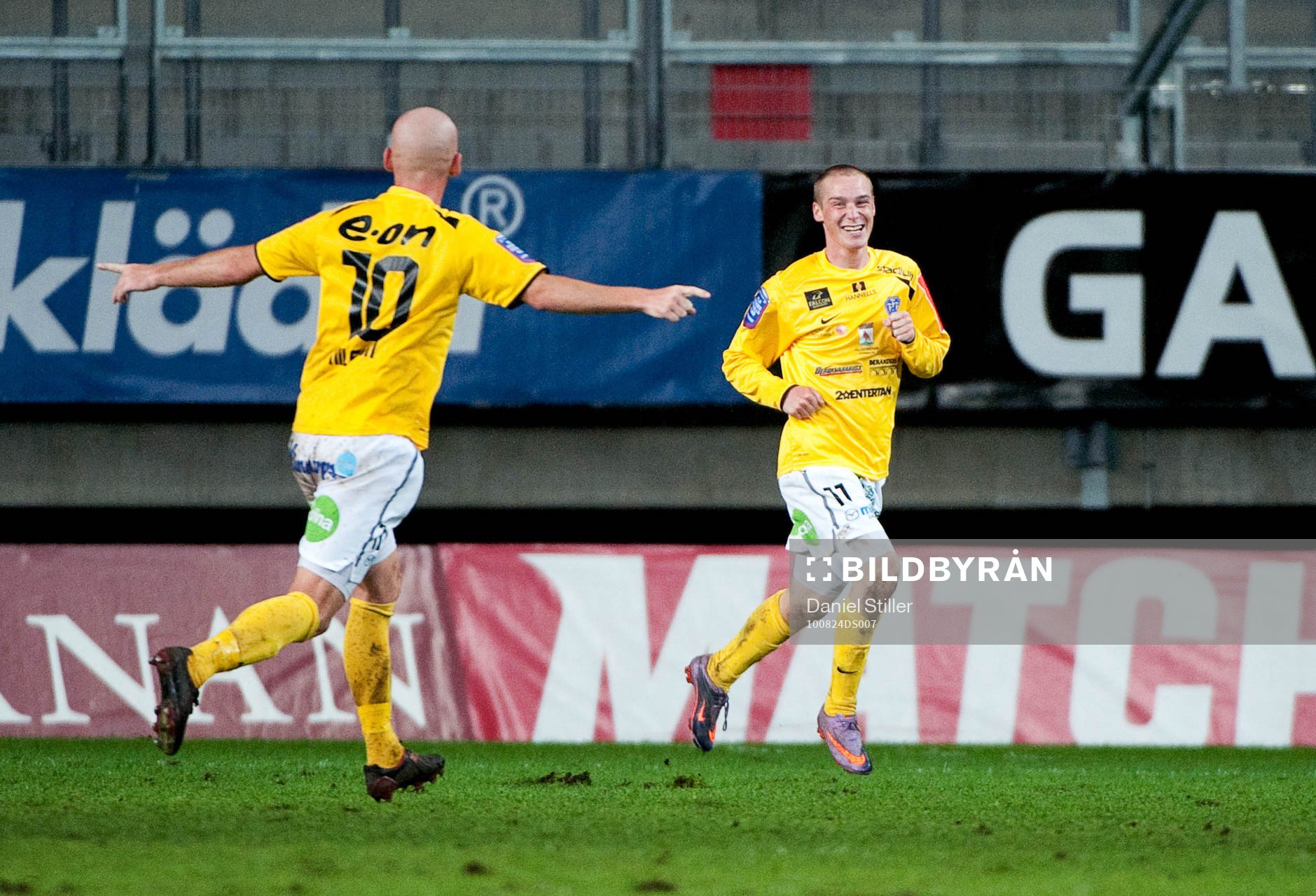  Christoffer Carlsson, Falkenberg, gör avgörande 1-2 målet. Jubel Tobias Nilsson 