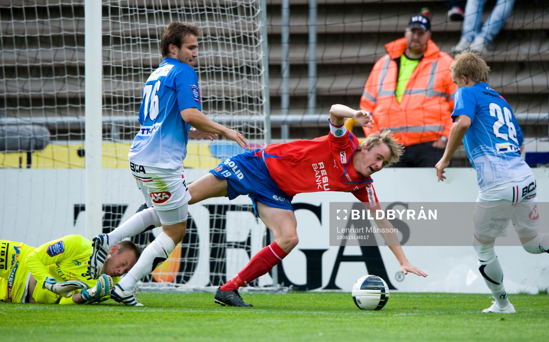 Tuomo Turunen, Trelleborg, bringar Rasmus Jönsson,