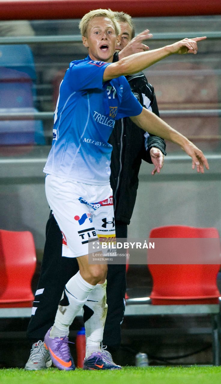 Tom Prahl, tränare, ger instruktioner till Magnus